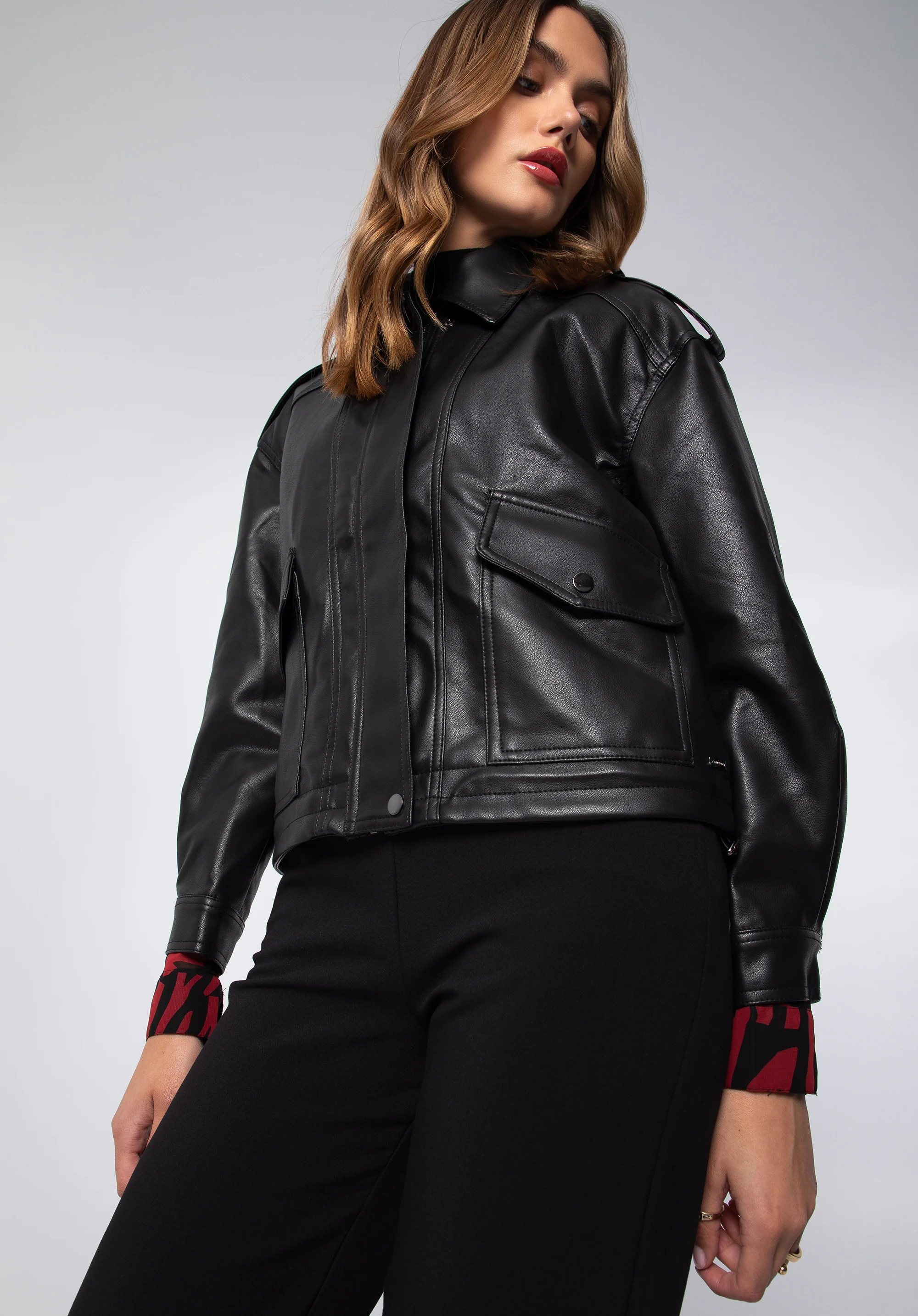 Damska kurtka z ekoskóry oversize z dużymi kieszeniami