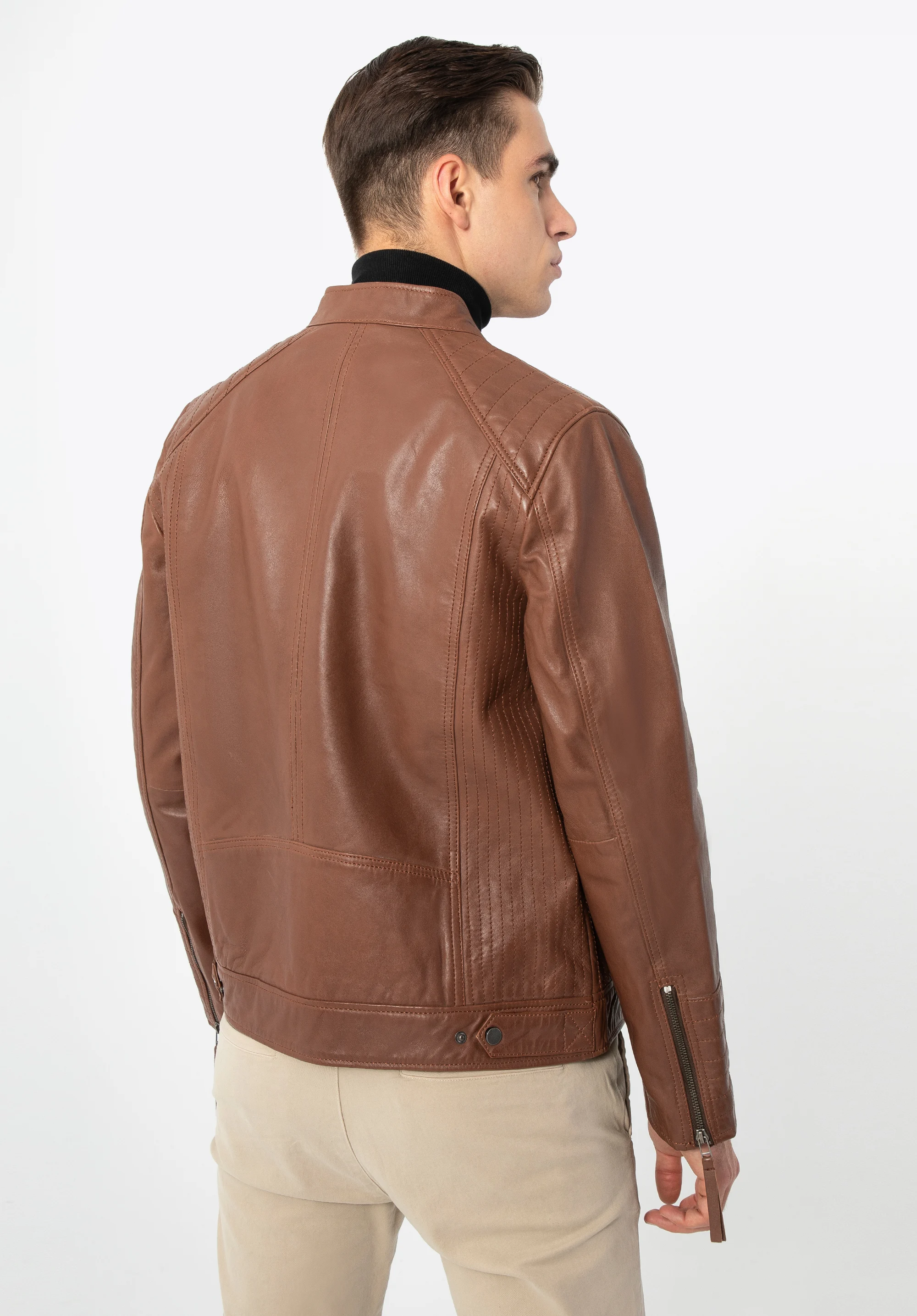 Męska kurtka skórzana z pionowymi przeszyciami i stójką