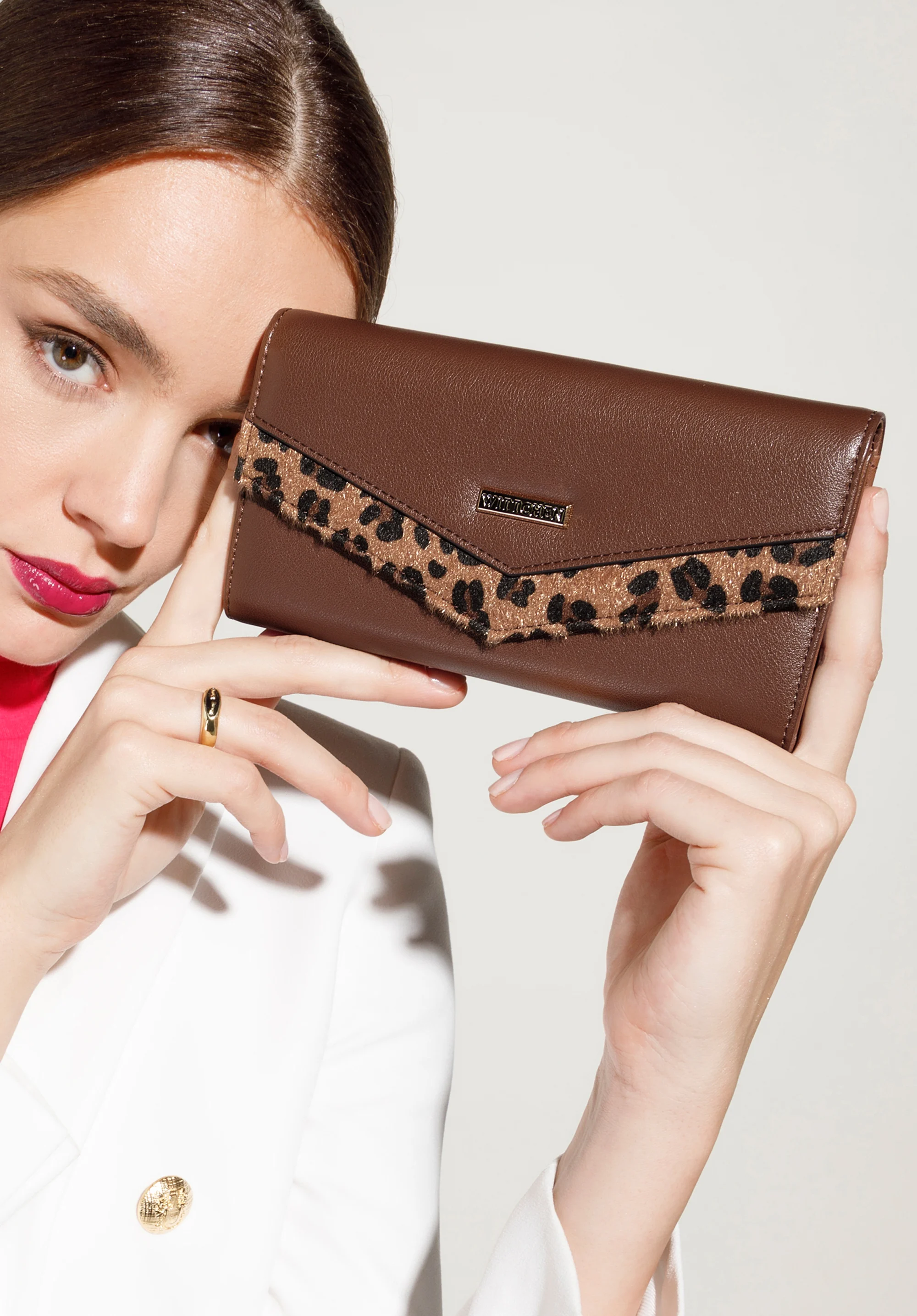 Damski portfel z ekoskóry z trójkątną klapą