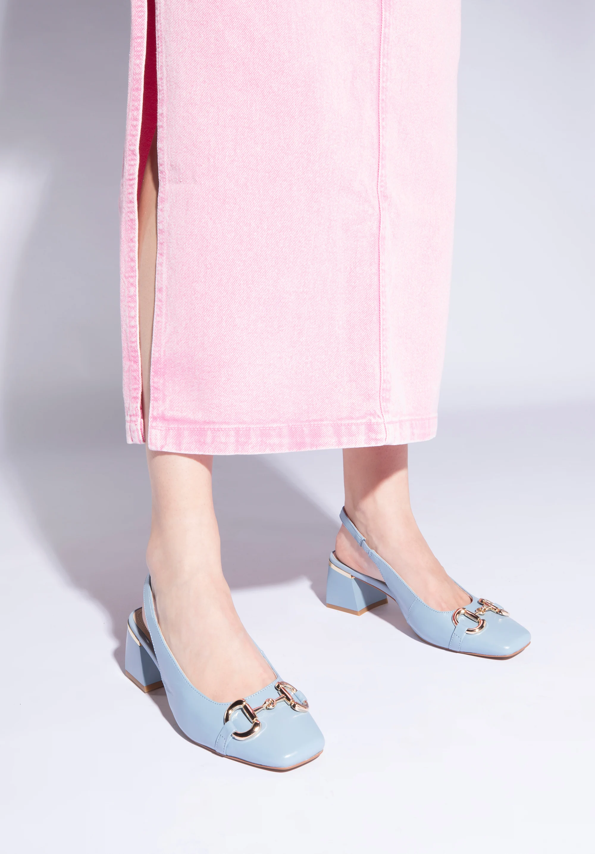 Czółenka ze skóry z klamerką