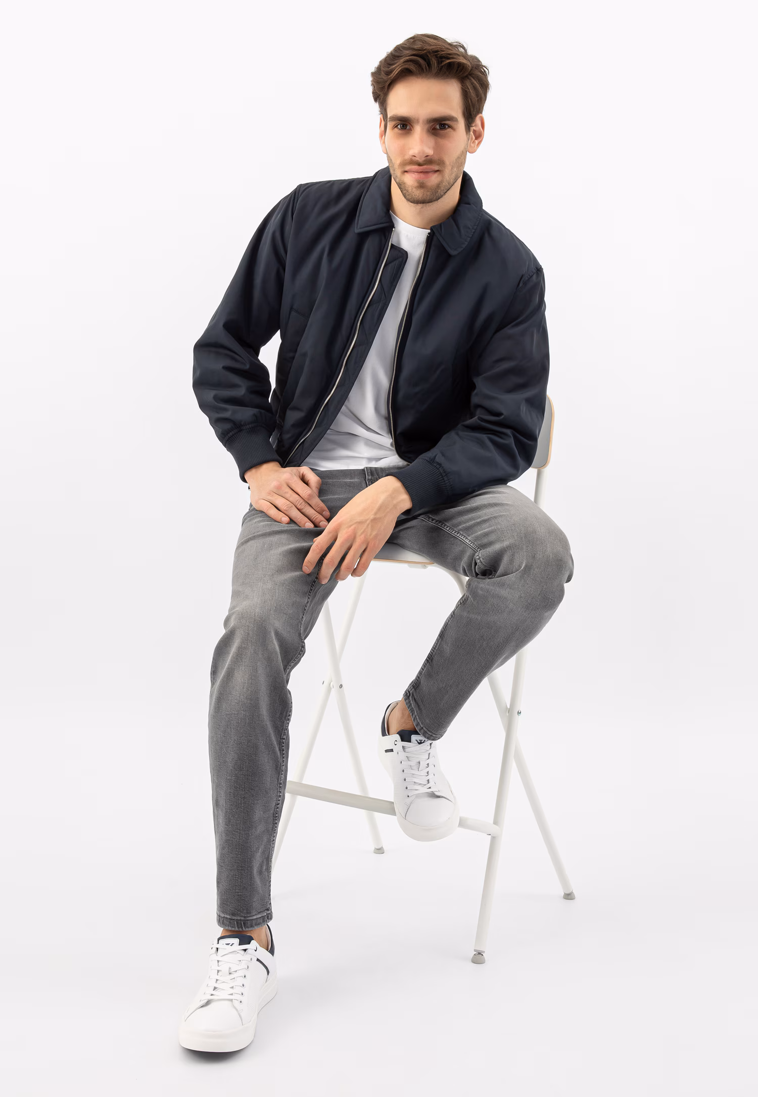 Białe trampki męskie z granatowymi wstawkami