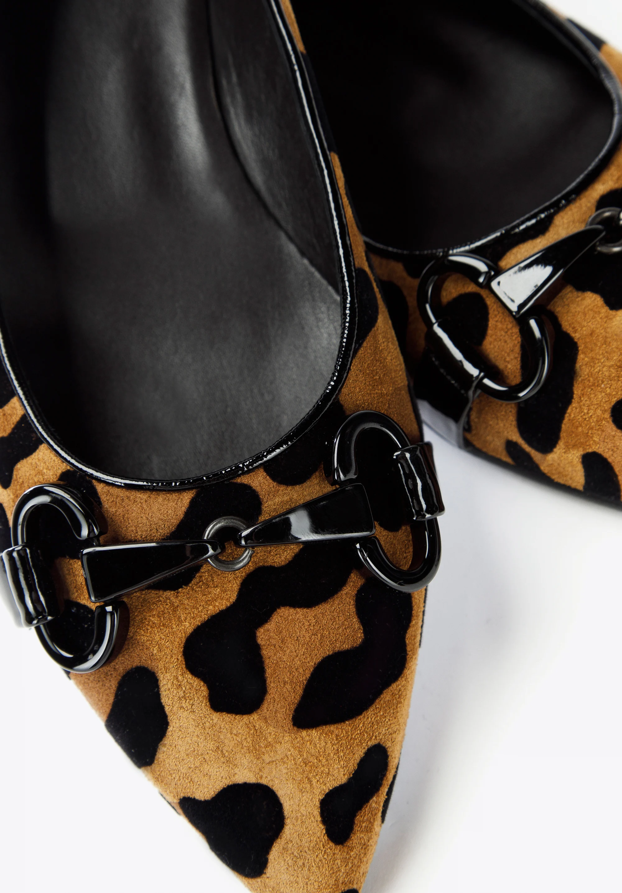 Czółenka zamszowe w zwierzęcy wzór z klamrą