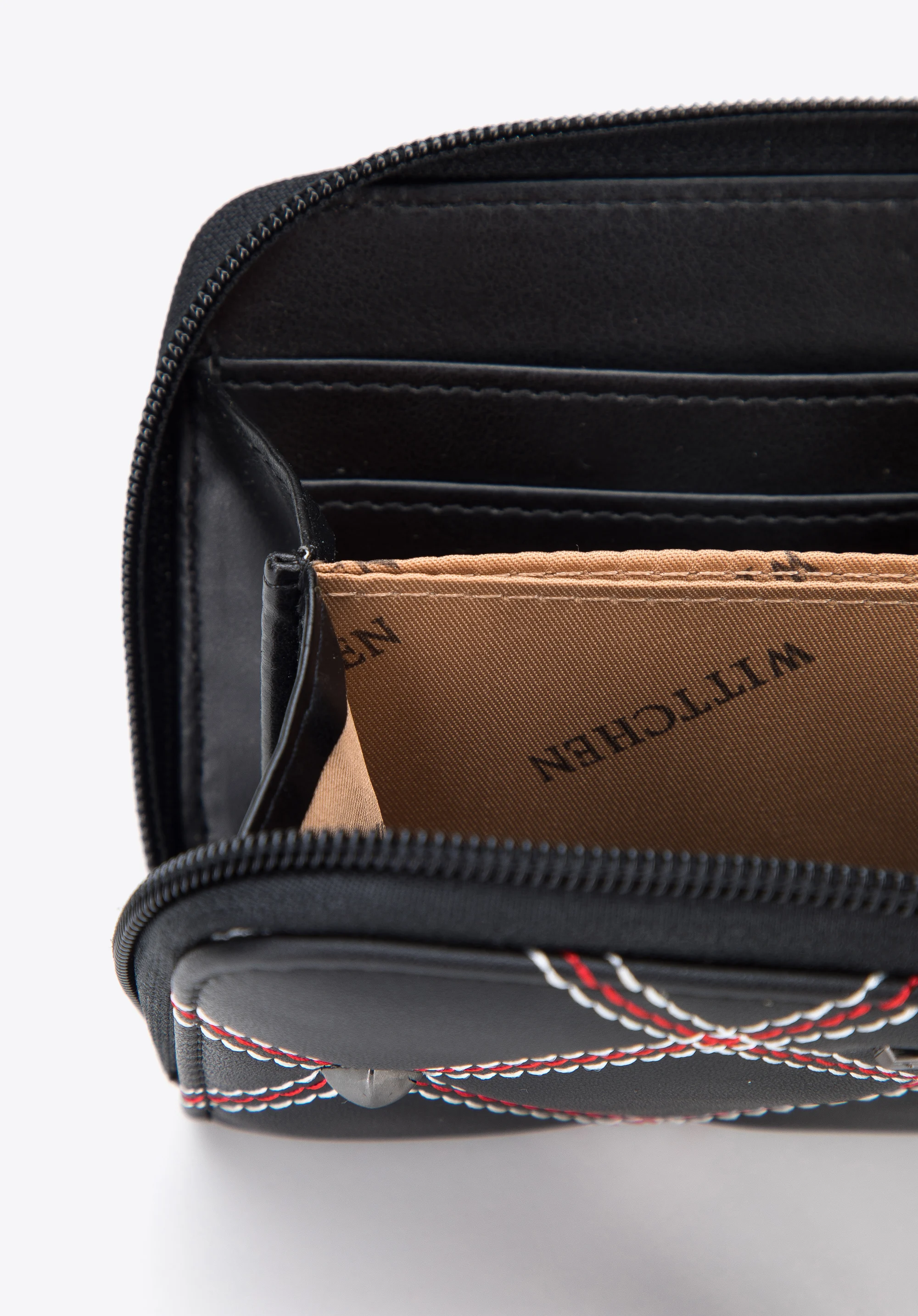 Damski portfel pikowany z nitami i ozdobnymi przeszyciami