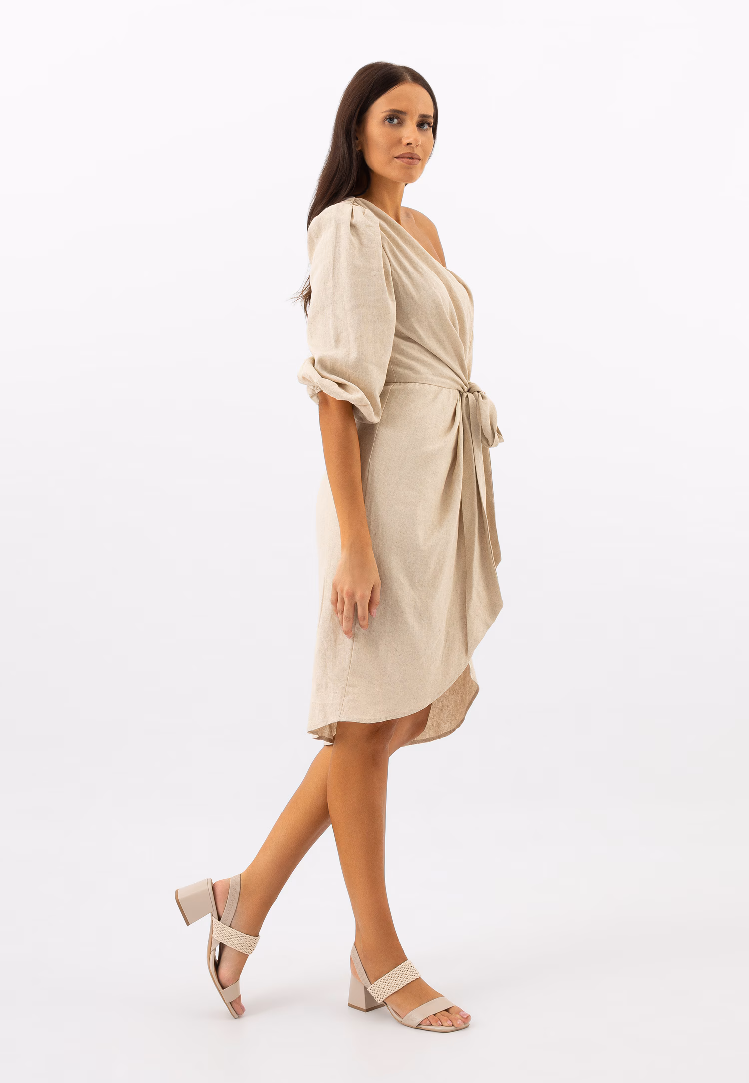 Beżowe sandały na słupku z plecionym paskiem