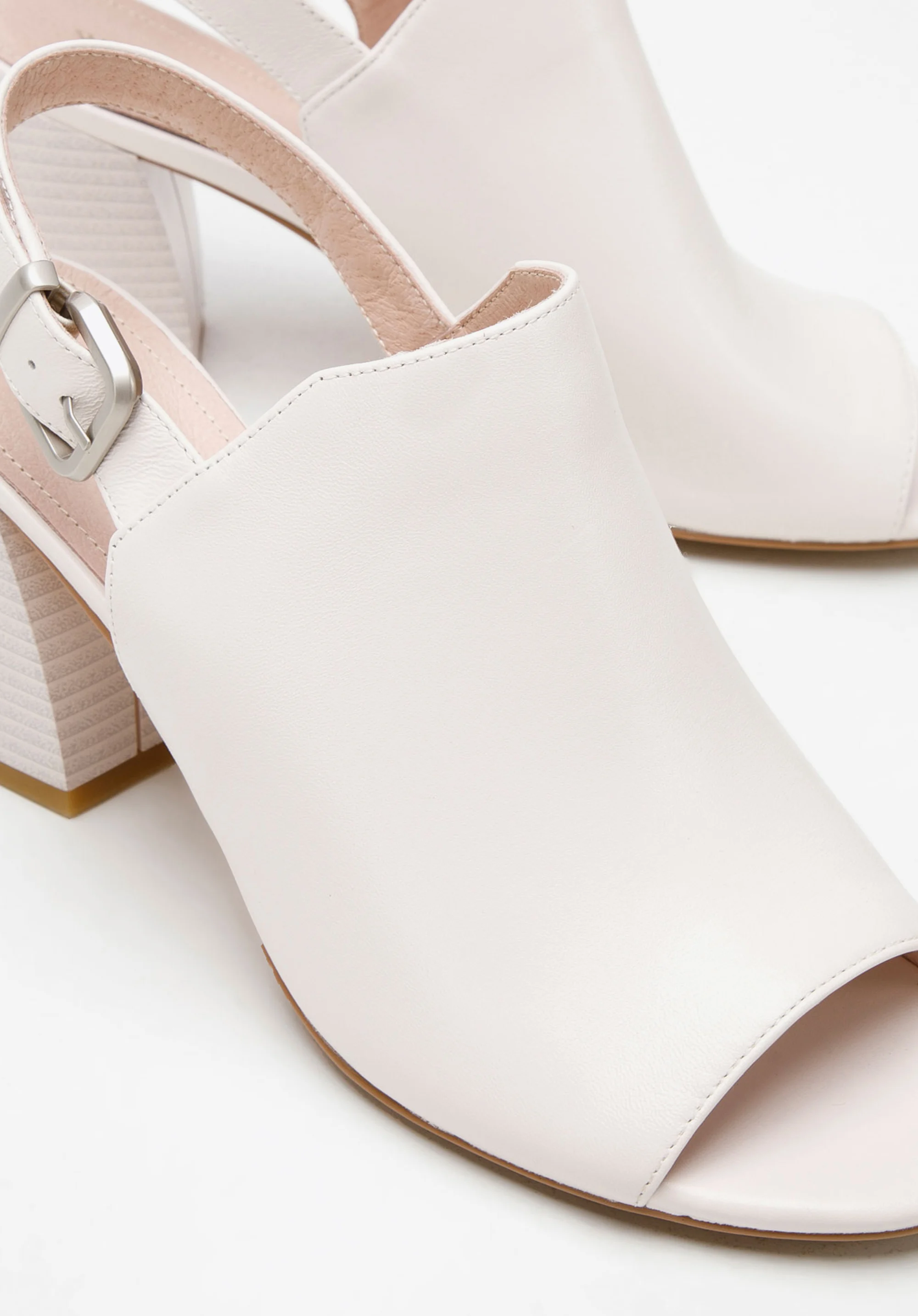 Sandały skórzane zabudowane na słupku