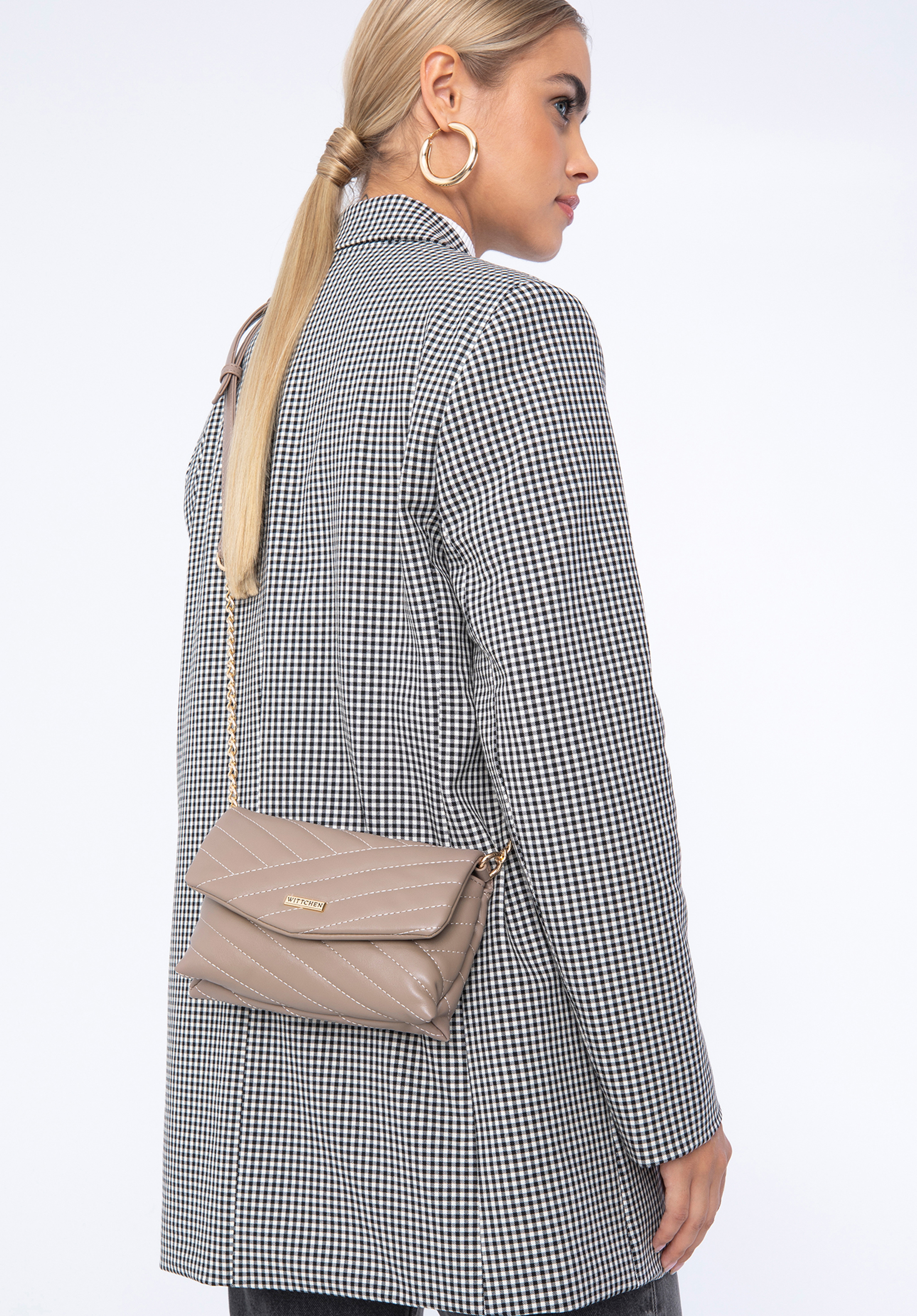 Minitorebka z geometrycznie pikowanej ekoskóry na łańcuszku