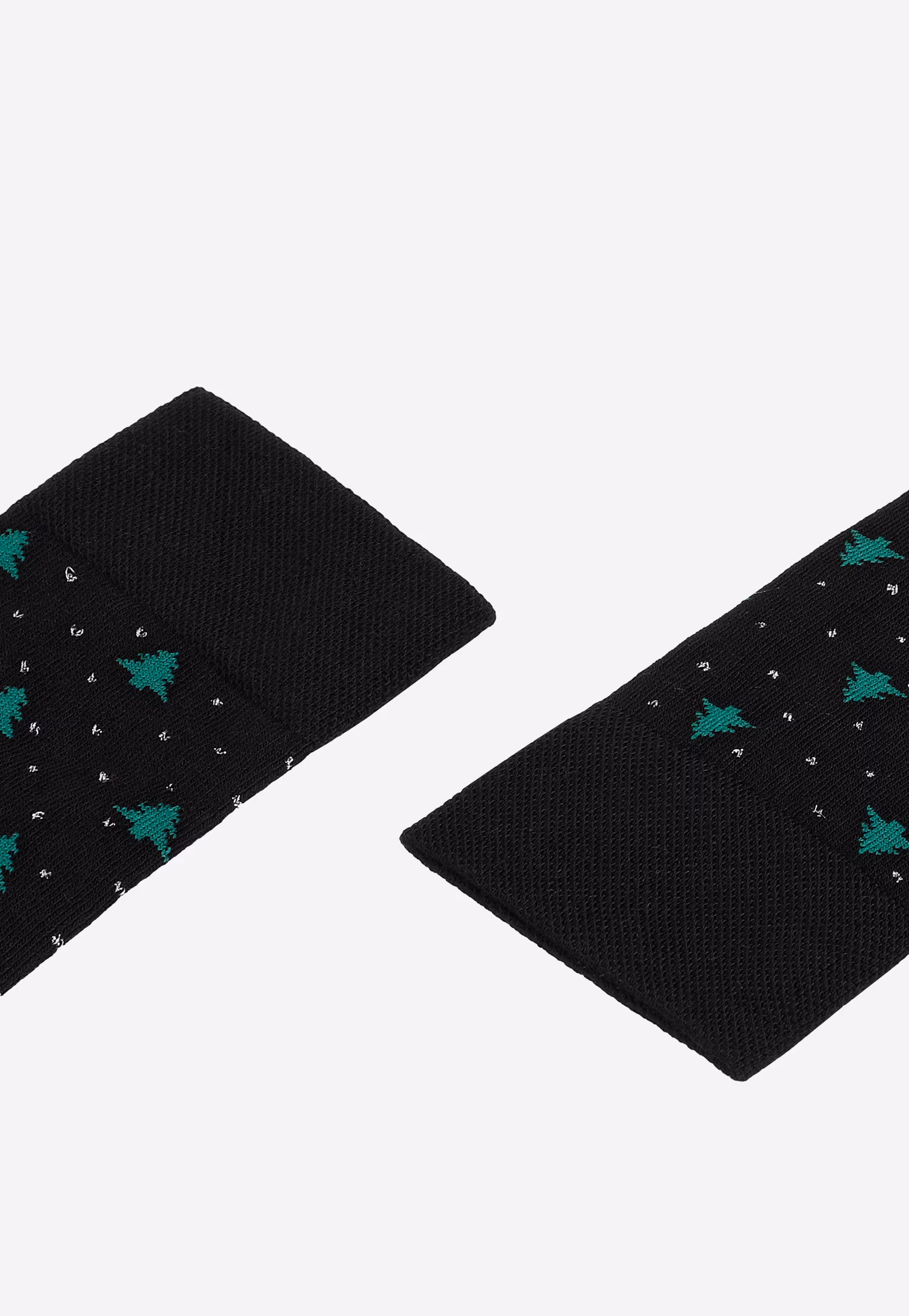 Czarne skarpety z motywem choinek i ze srebrnymi kropkami