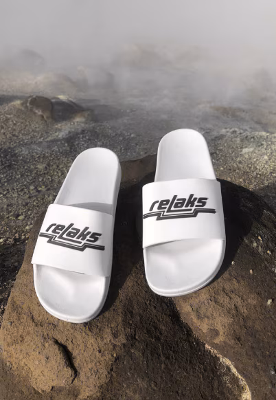 RELAKS białe klapki damskie z kontrastowym logo