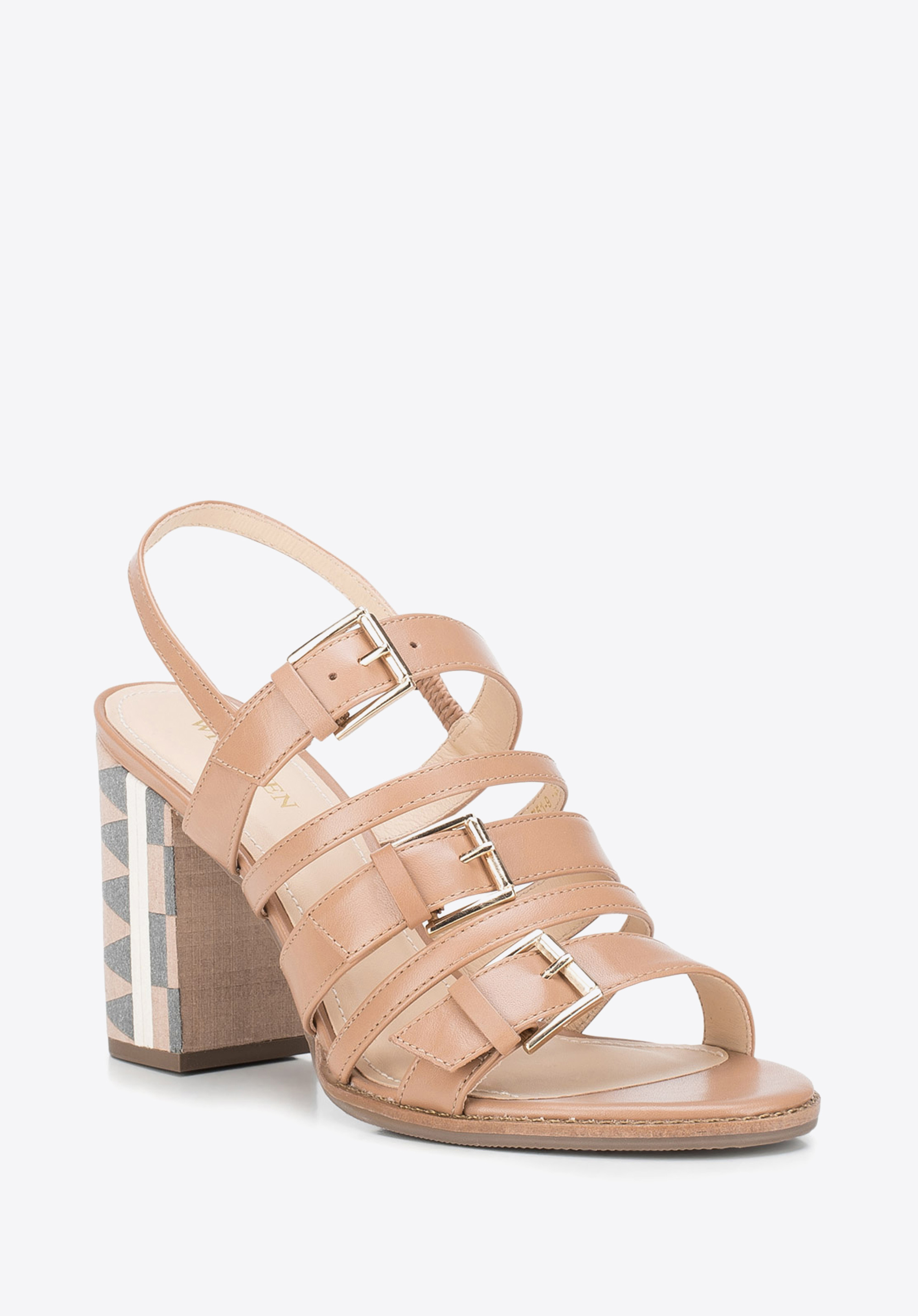 Rzymianki skórzane na etnicznym słupku