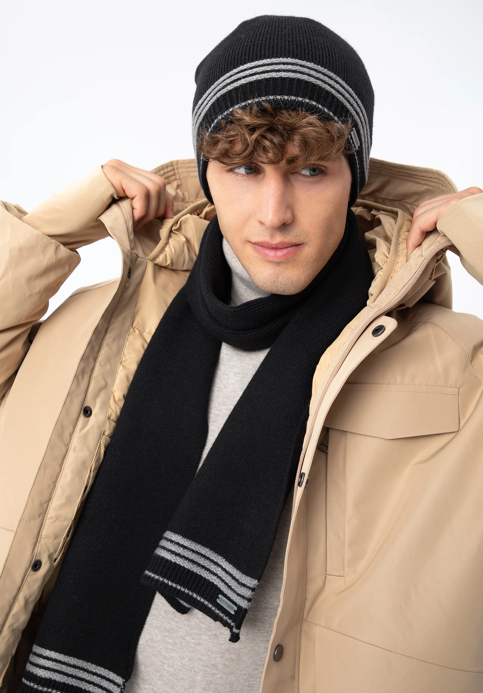 Męska czapka z kolorowymi paskami