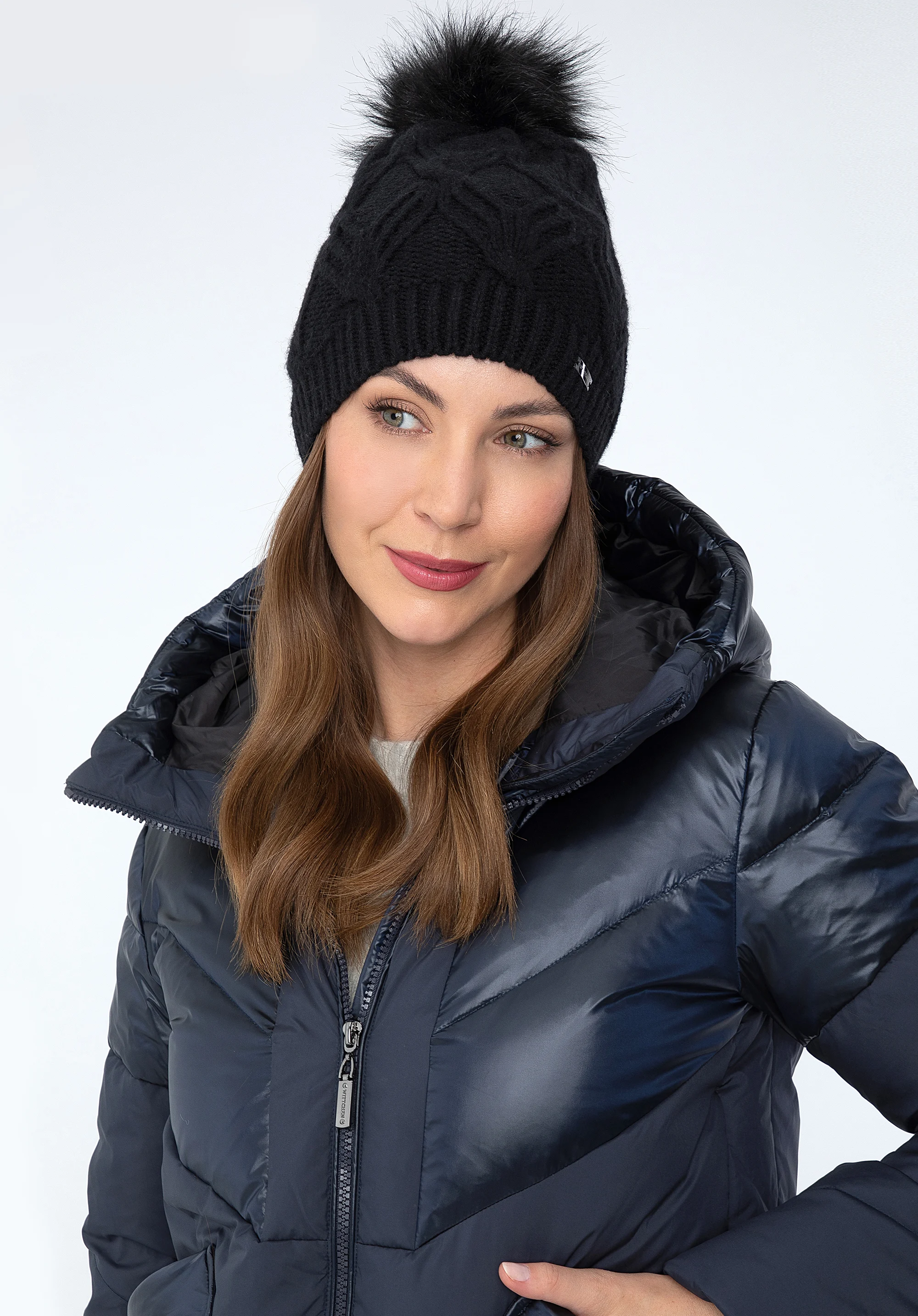 Damska czapka z ozdobnym wzorem i pomponem