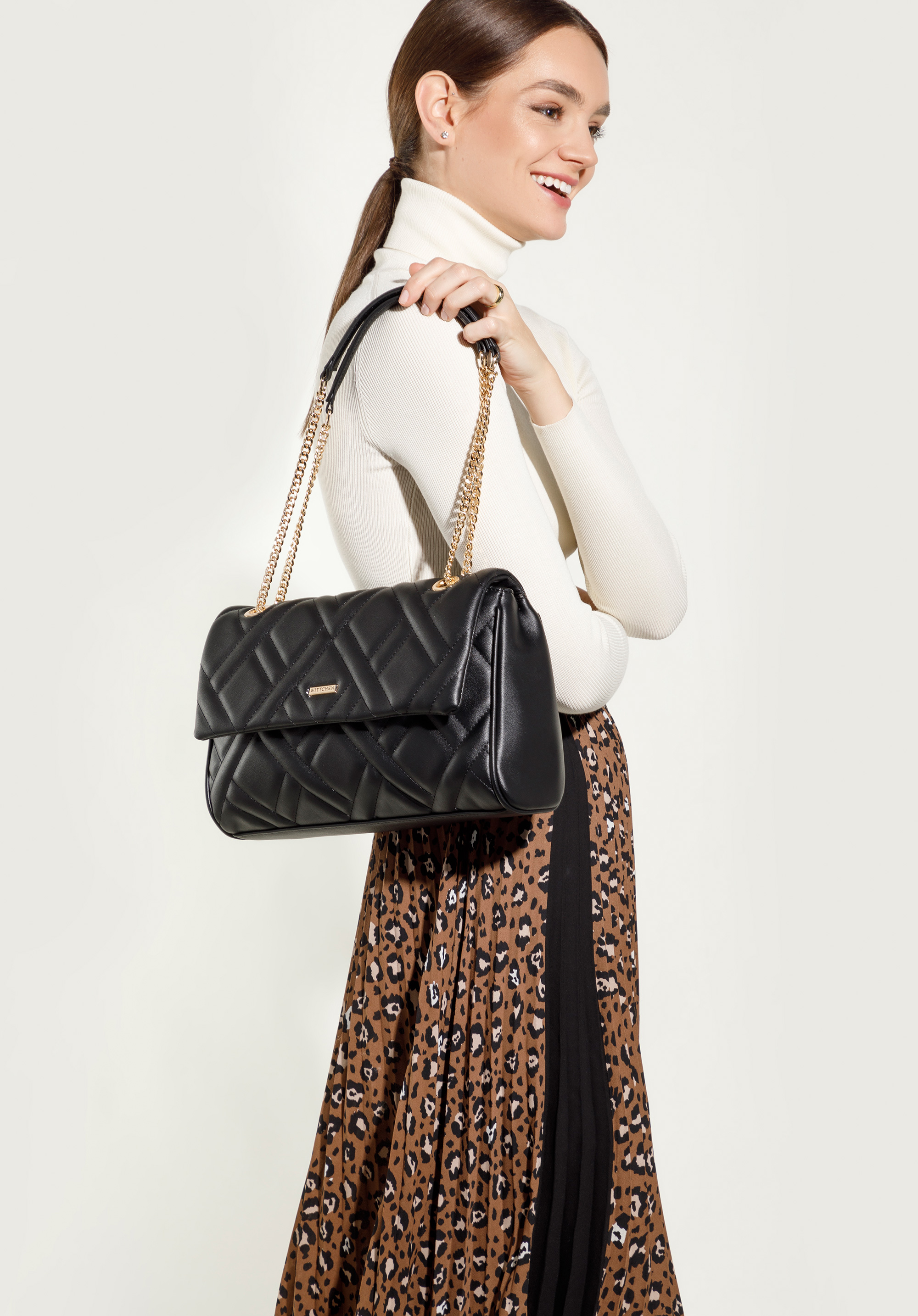 Damska torebka pikowana na łańcuszku