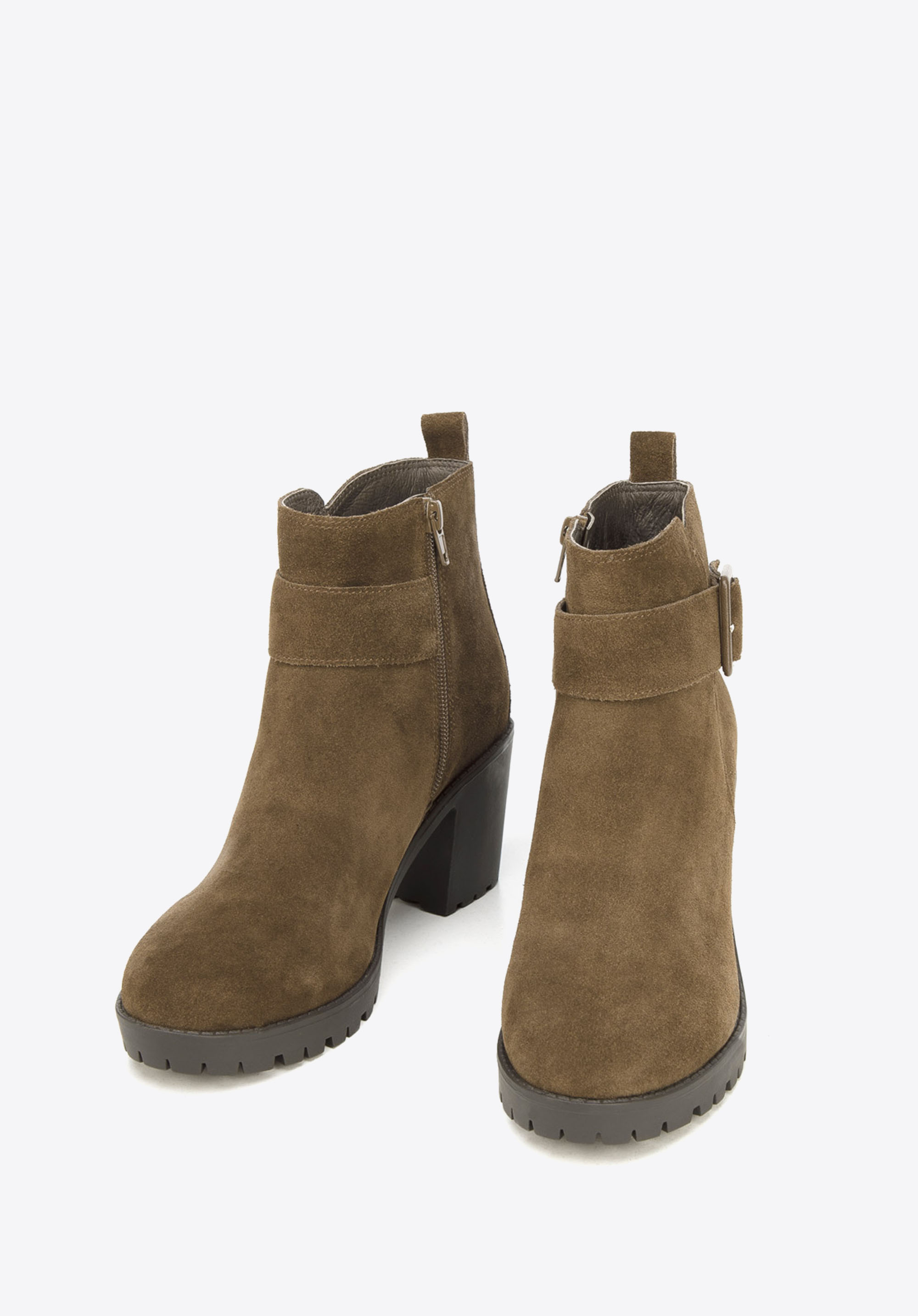 Damskie botki zamszowe z ozdobną klamrą