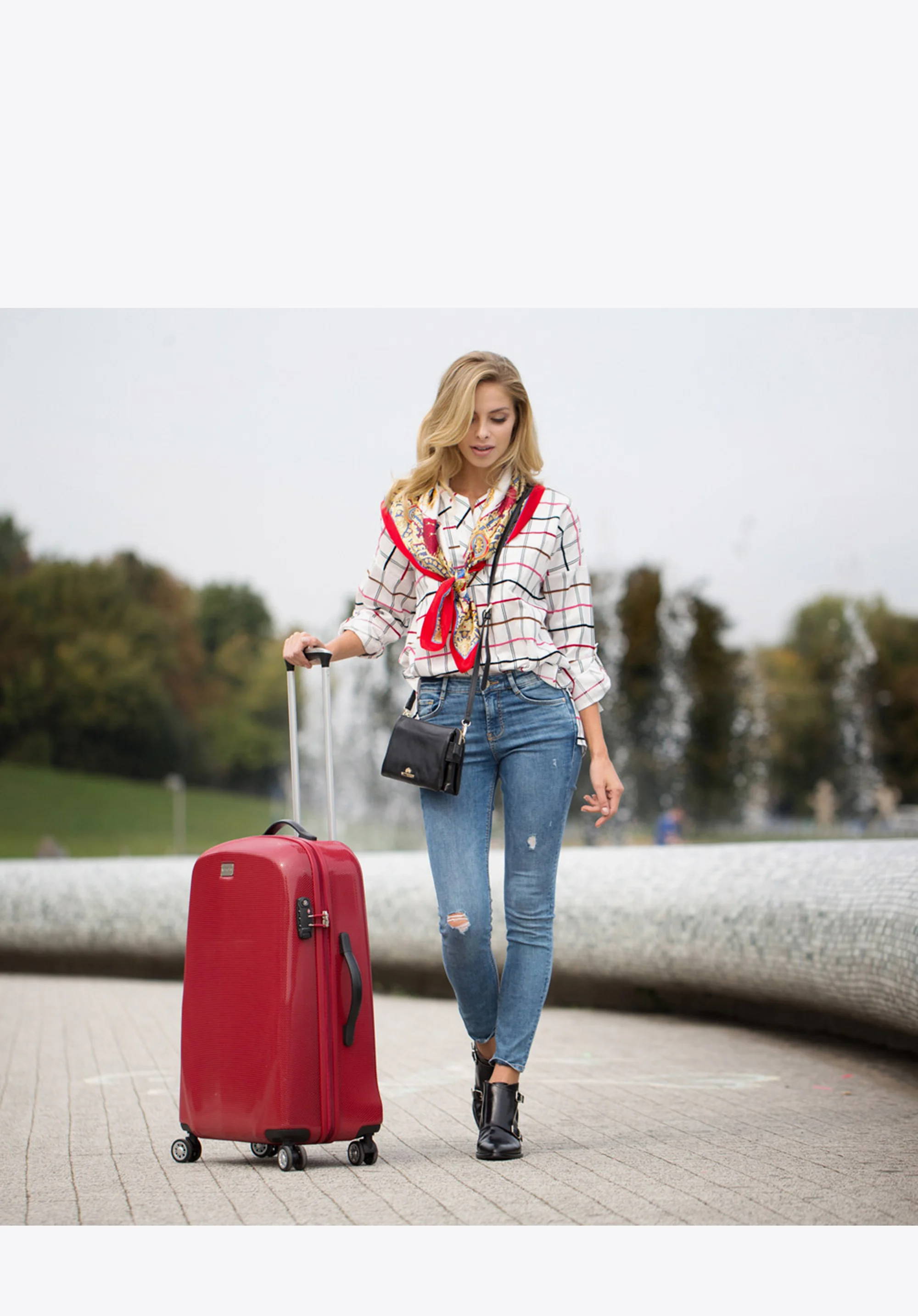 Walizka kabinowa z polikarbonu jednokolorowa