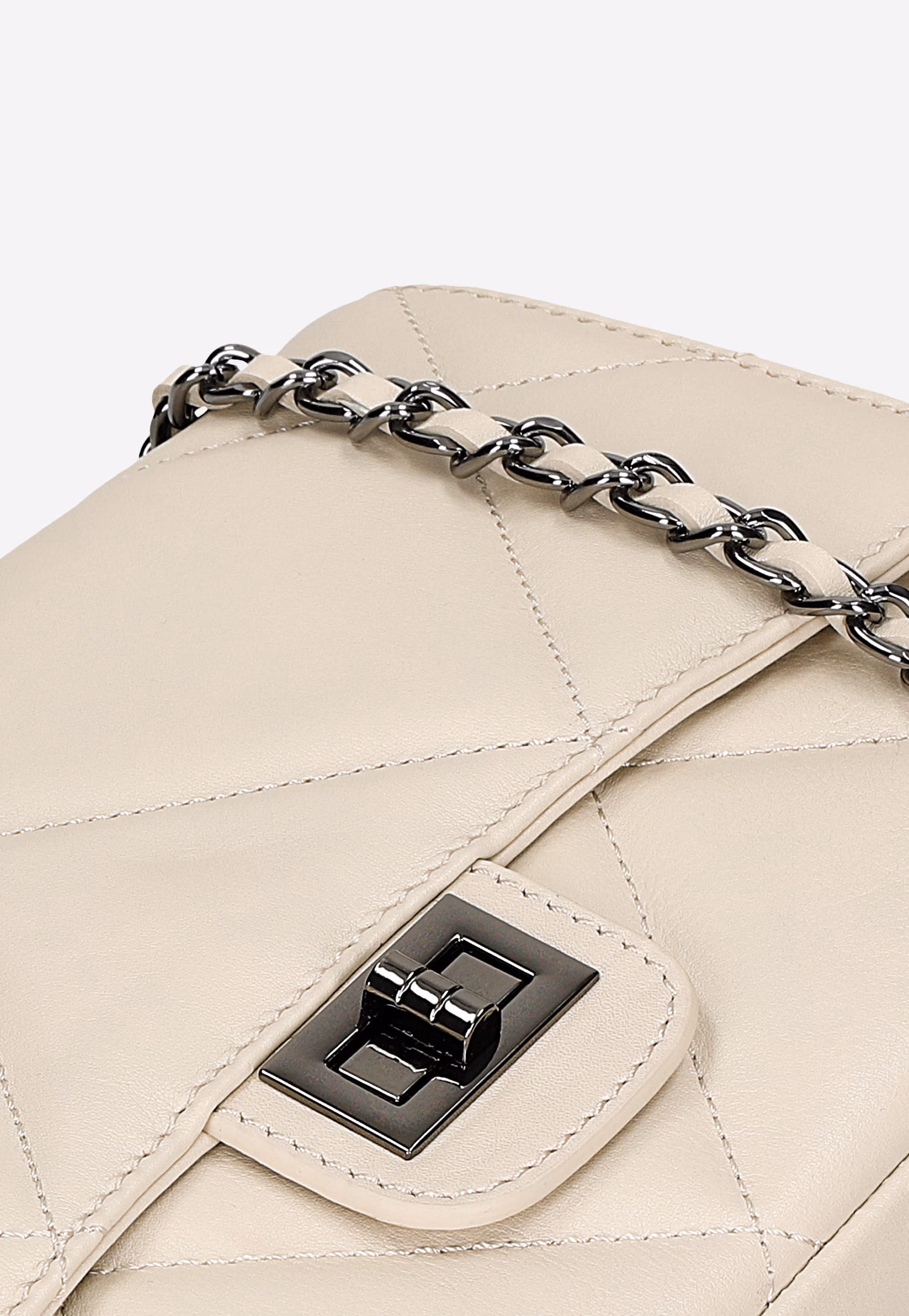 Jasnobeżowa pikowana torebka damska ze skóry licowej