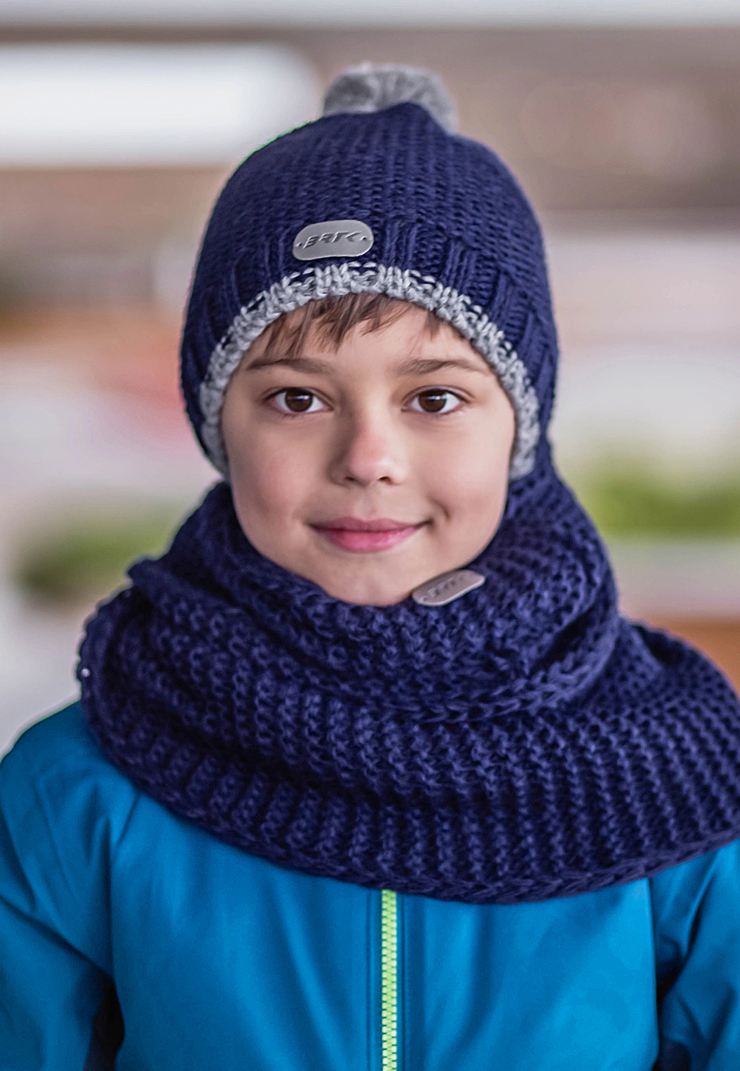 Popielaty zestaw dziecięcy BARTEK czapka z odblaskowym pomponem + komin 8560580