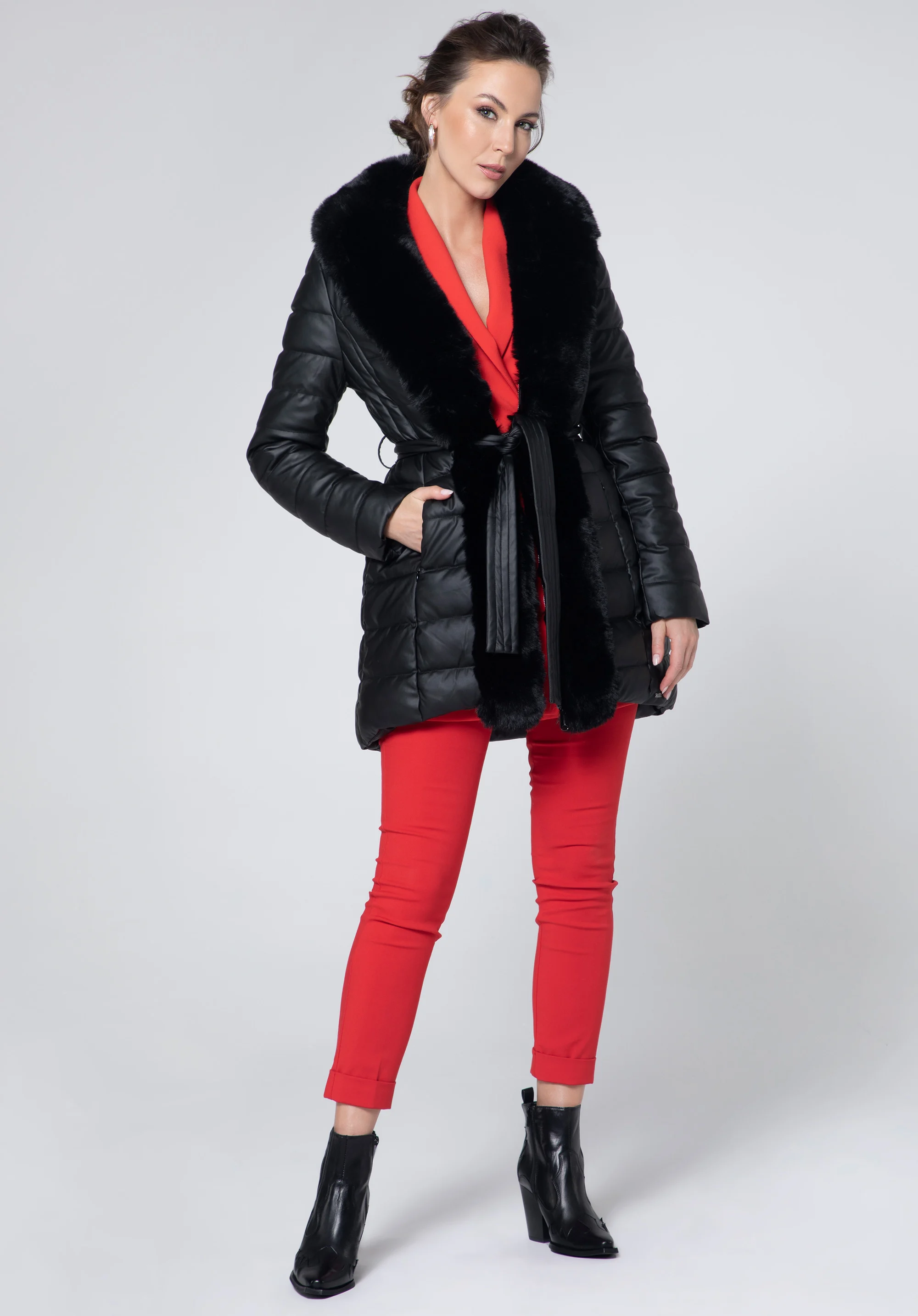 Damska kurtka z pikowanej ekoskóry z futerkiem