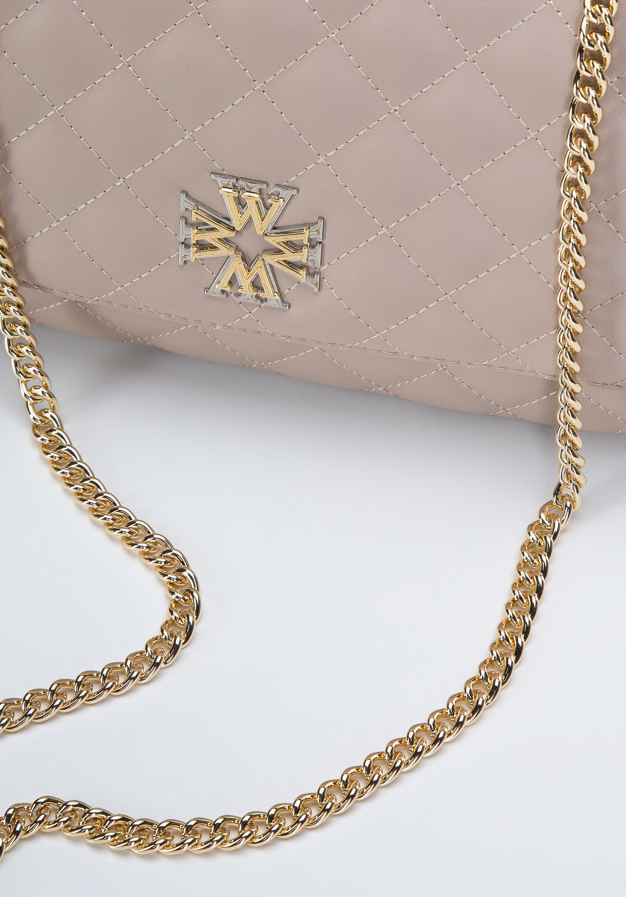 Damska listonoszka skórzana z ozdobnym monogramem