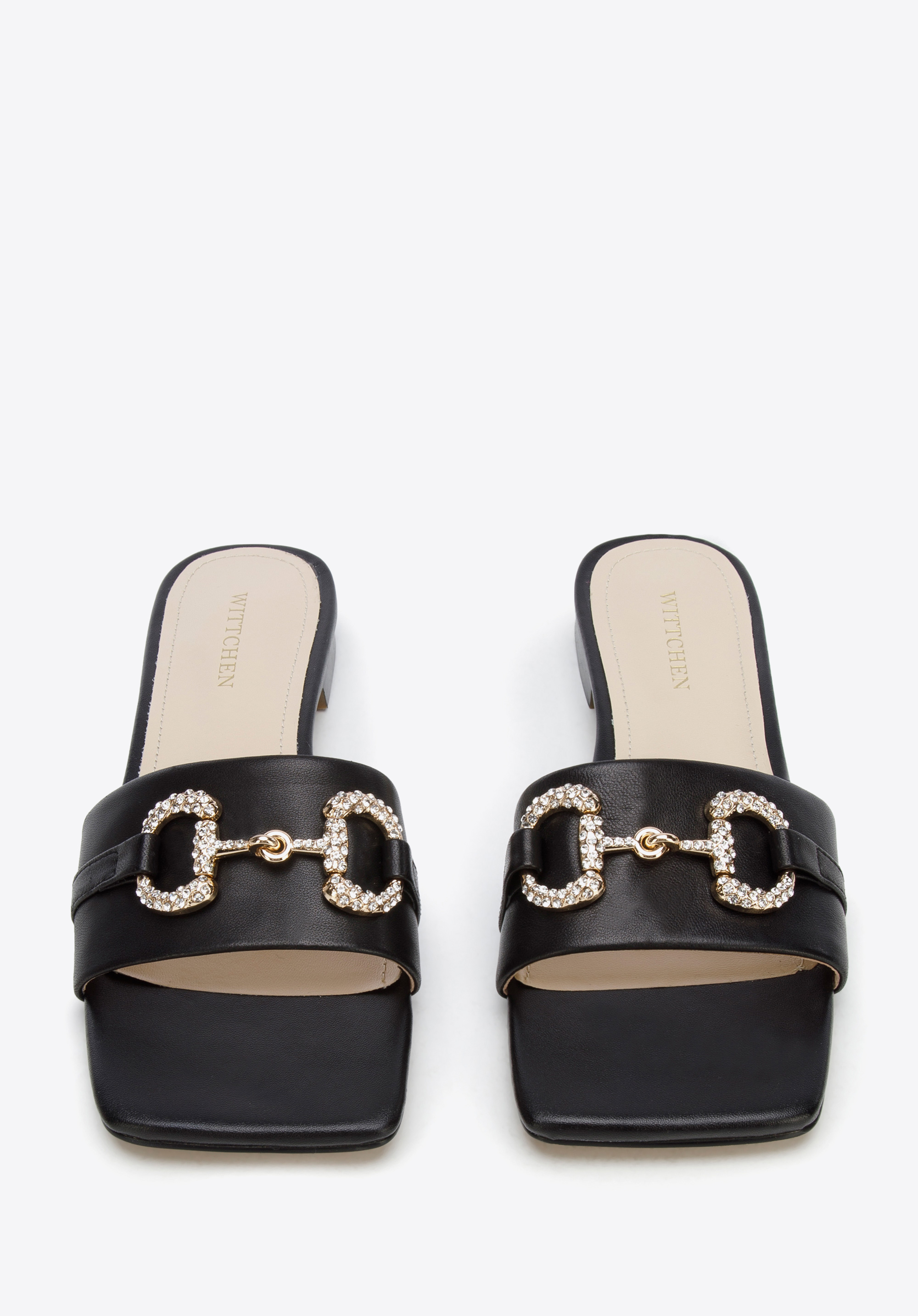 Damskie klapki skórzane z połyskującą klamrą