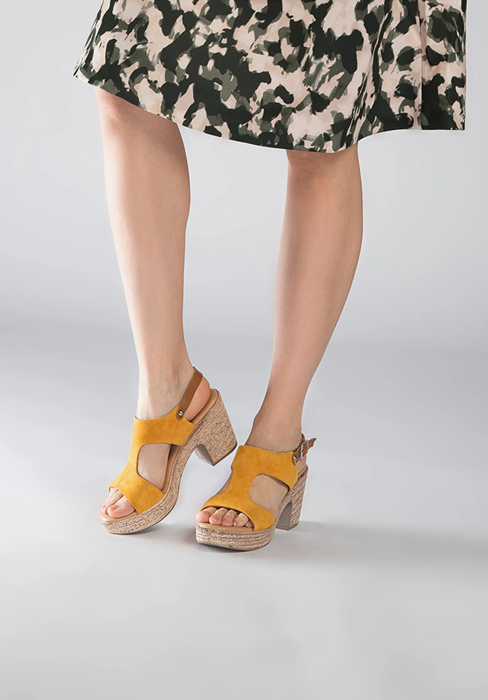 Sandały zamszowe na słupku na sznurkowej platformie