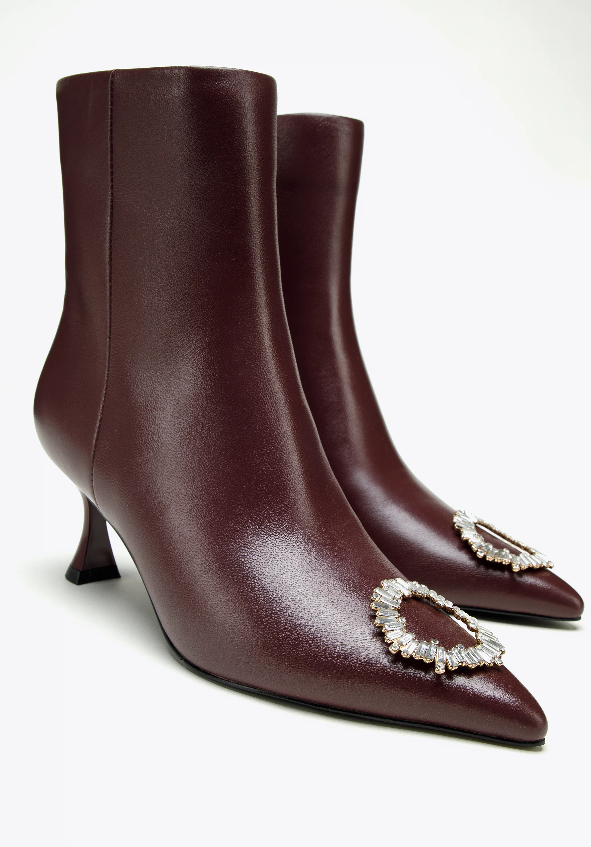 Botki skórzane z okrągłą klamrą na szpilce