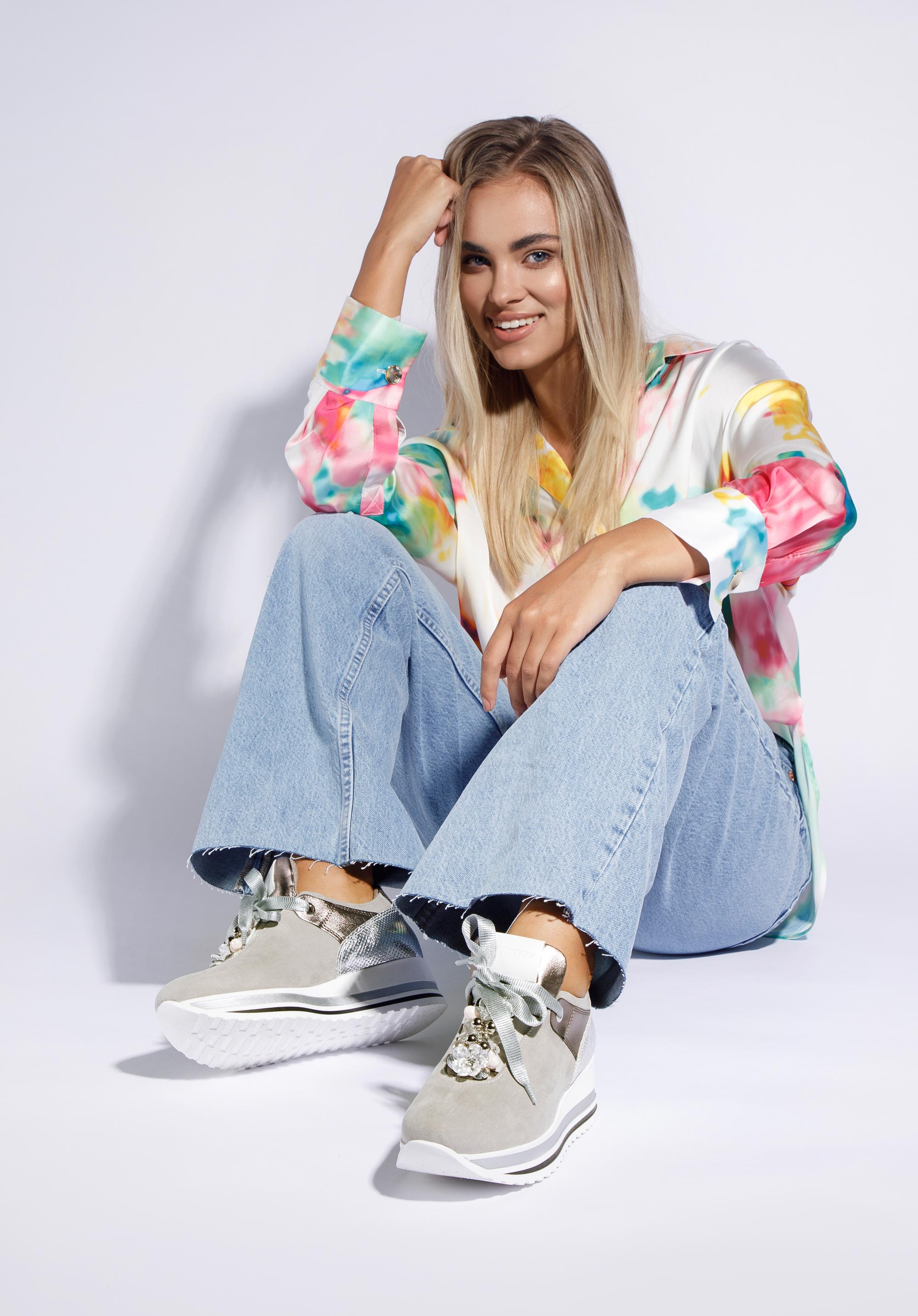 Damskie sneakersy ozdobione koralikami na koturnie