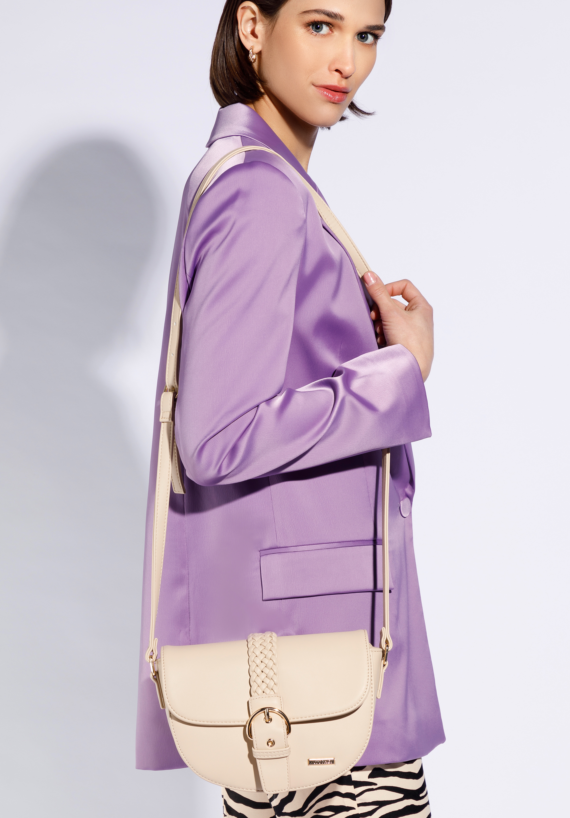 Damska listonoszka z ozdobną plecionką