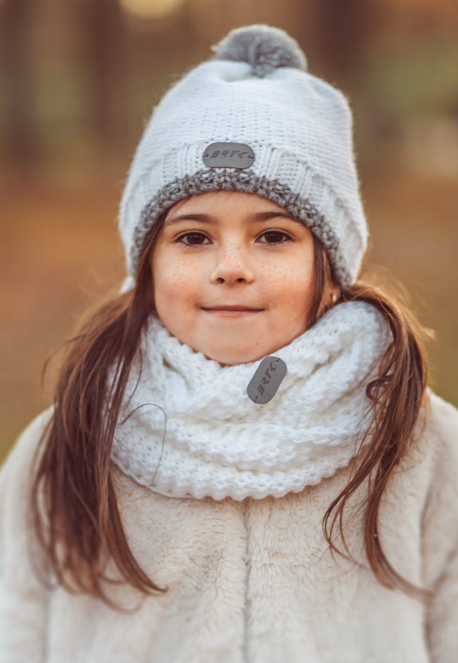 Popielaty zestaw dziecięcy BARTEK czapka z odblaskowym pomponem + komin 8560580