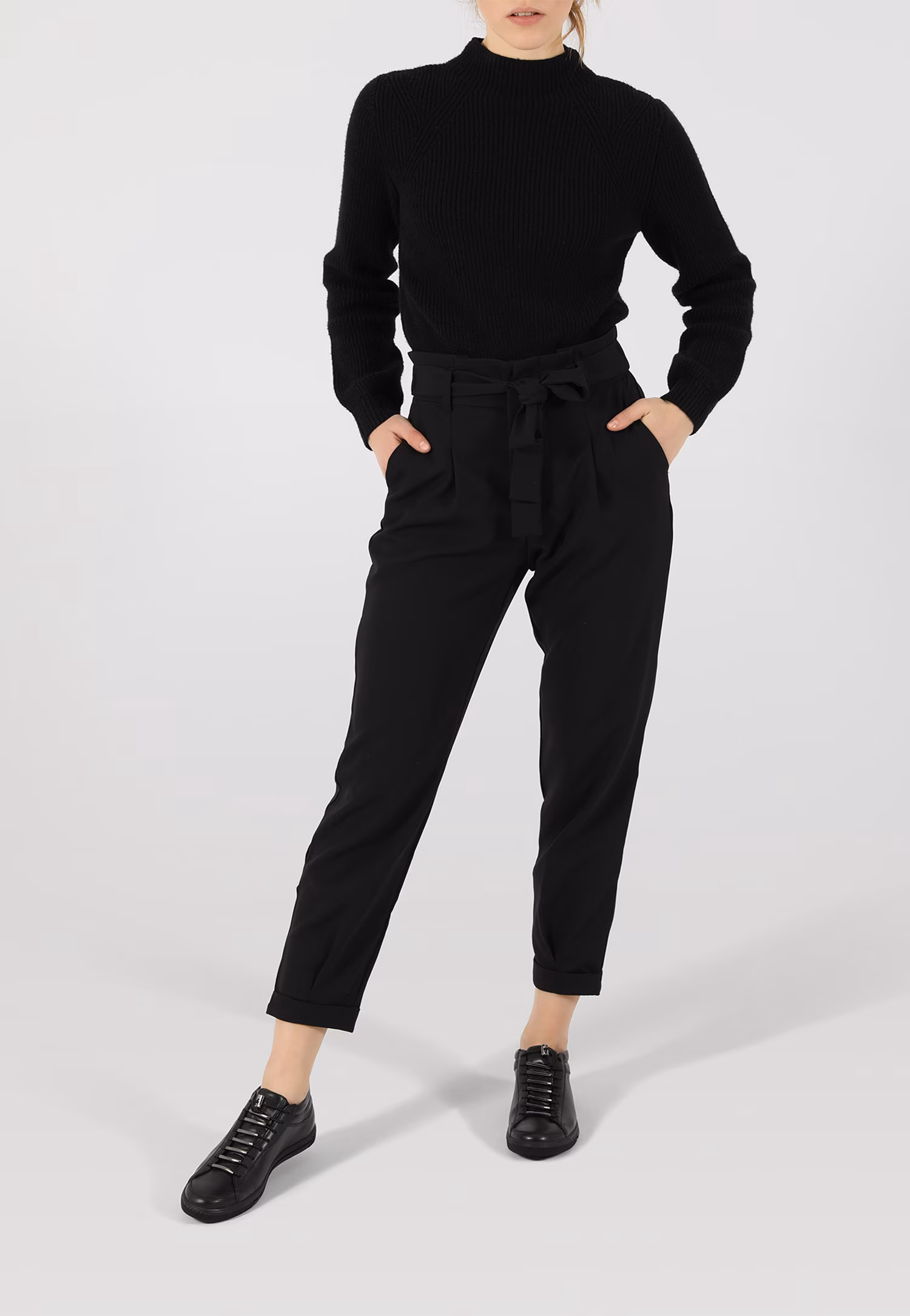 Czarne trampki damskie z metalowymi zdobieniami