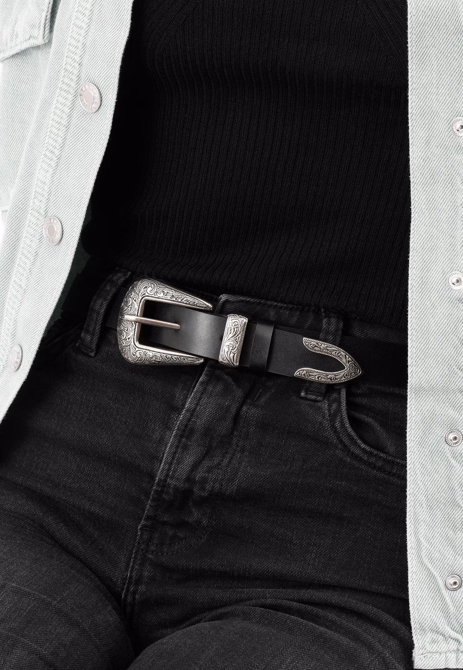 Czarny pasek damski z ozdobną klamrą