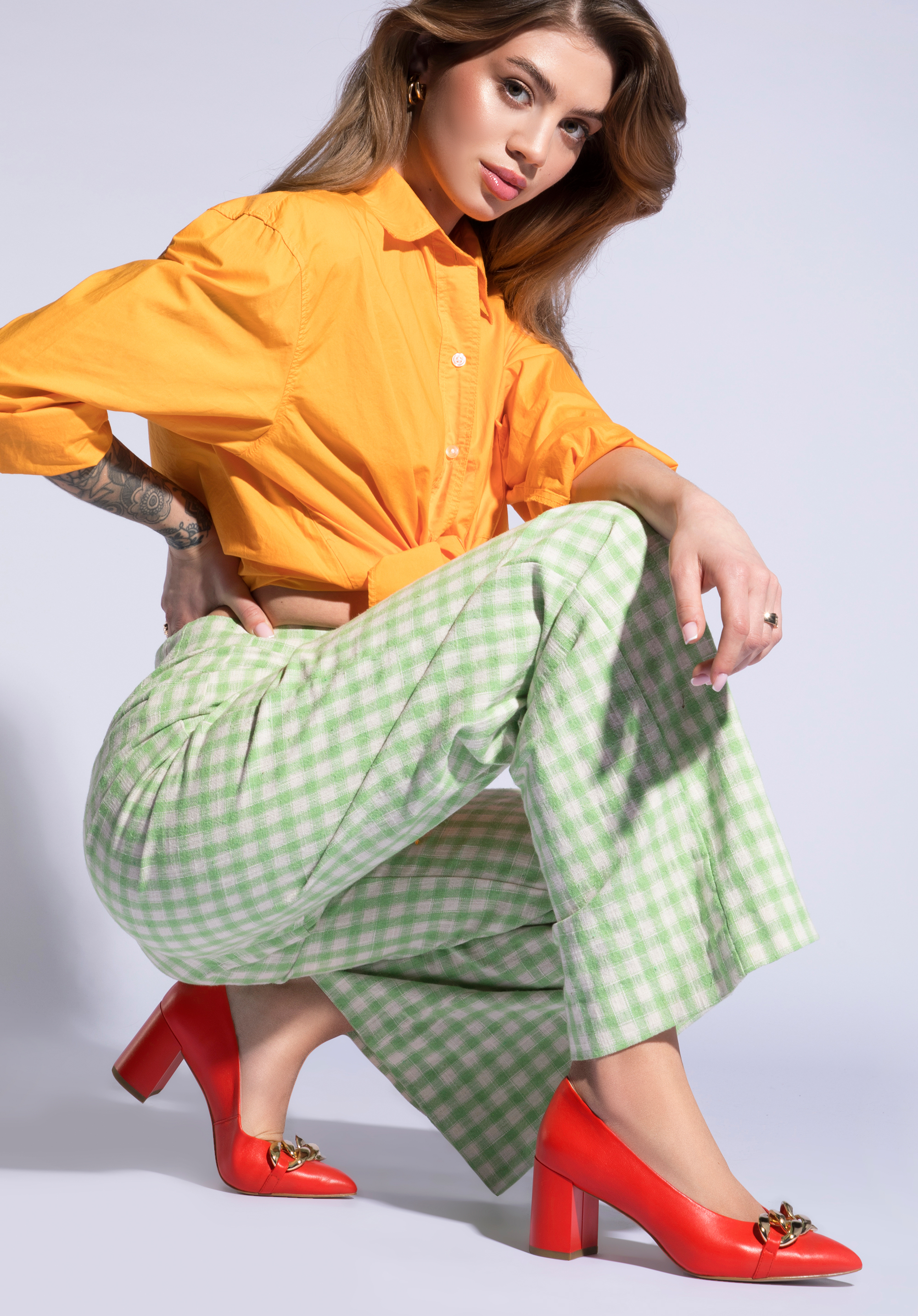 Czółenka skórzane klasyczne z łańcuchem