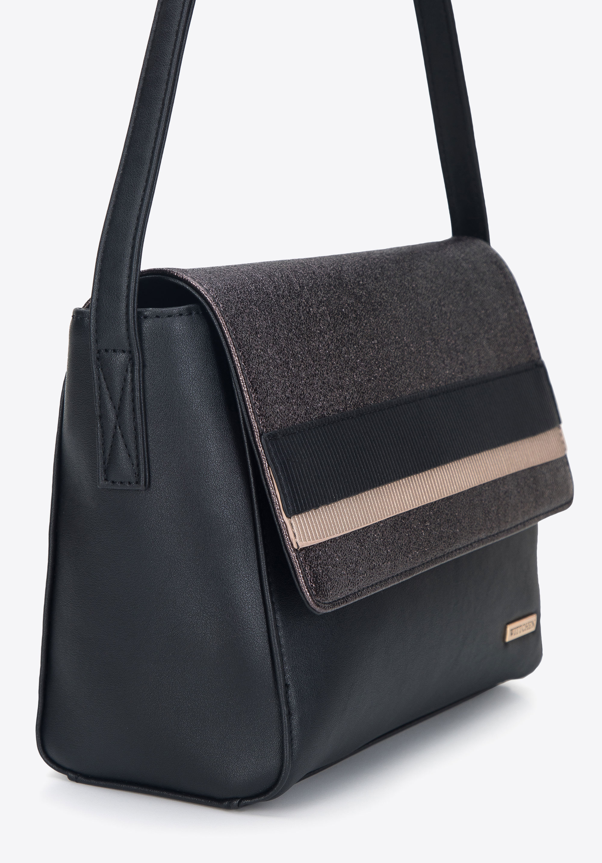 Damska listonoszka z ekoskóry z metaliczną klapą i paskami