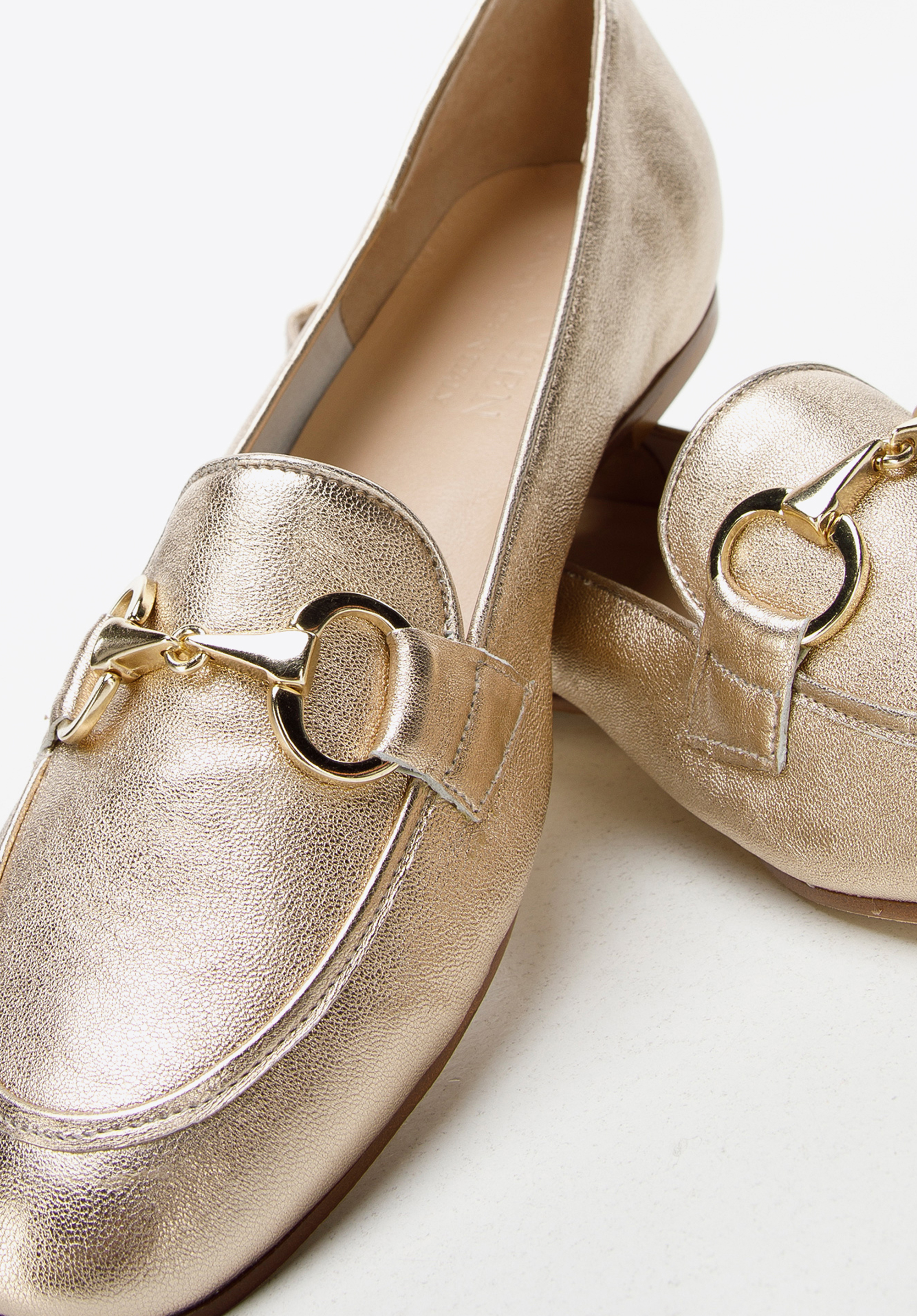 Damskie mokasyny skórzane z klamerką na płaskim obcasie