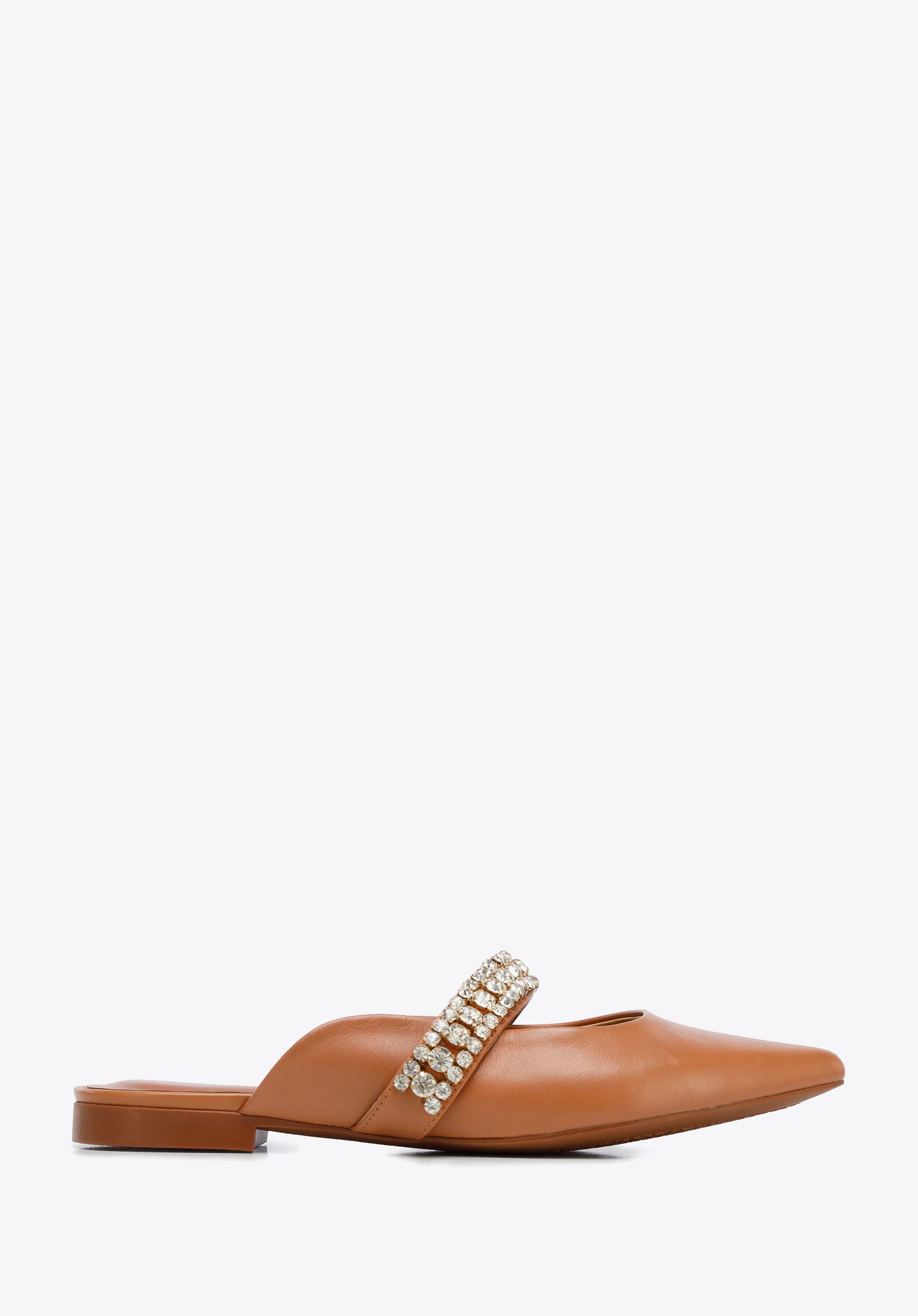 Damskie klapki skórzane z błyszczącym paskiem