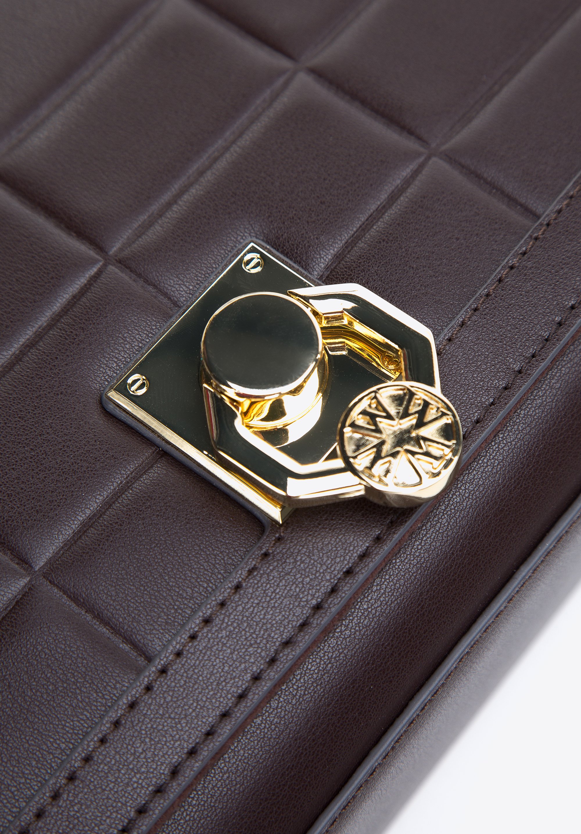 Damska listonoszka skórzana z ozdobną klamrą na łańcuszku