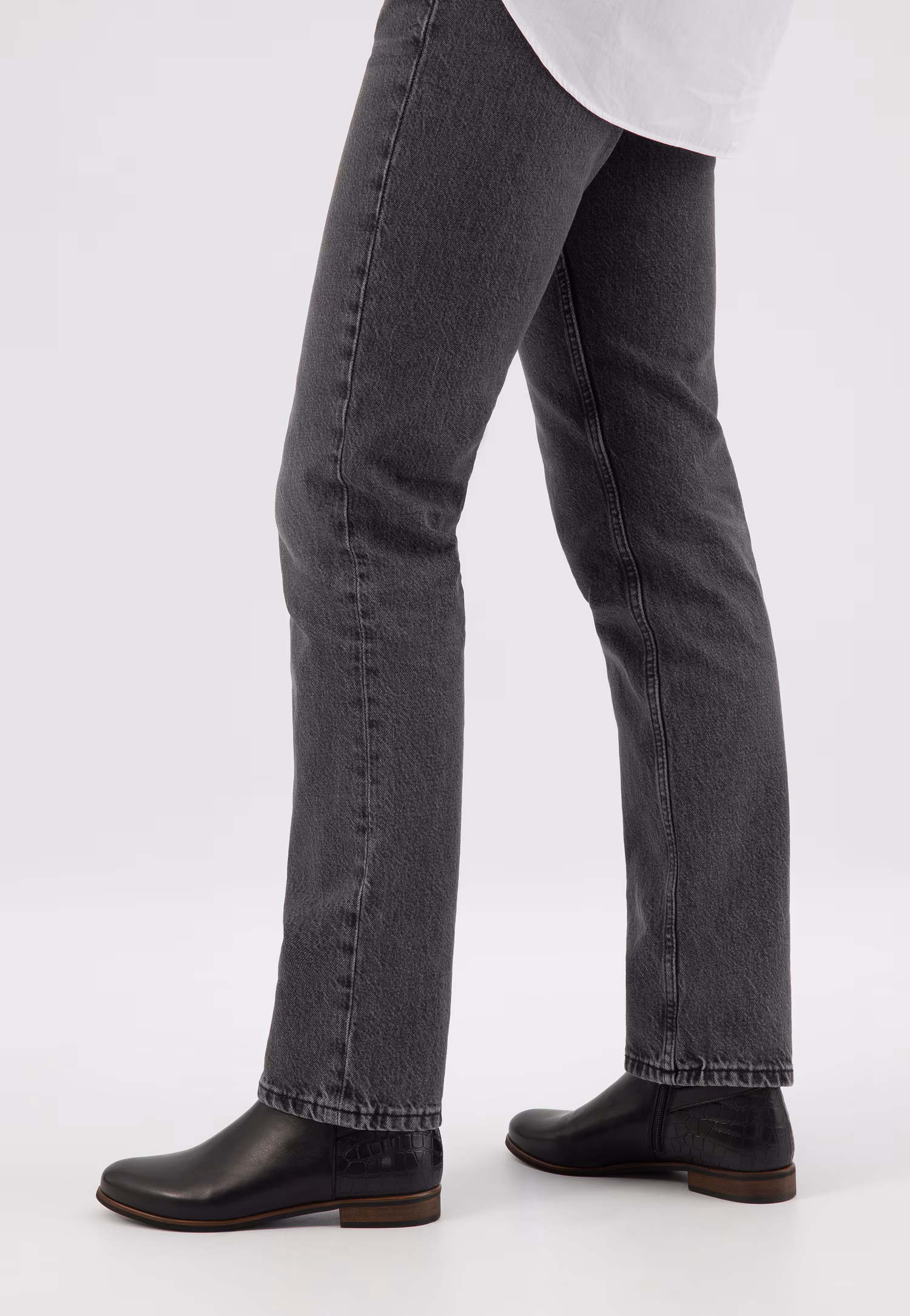 Czarne botki damskie z tłoczonej skóry zapinane na zamek