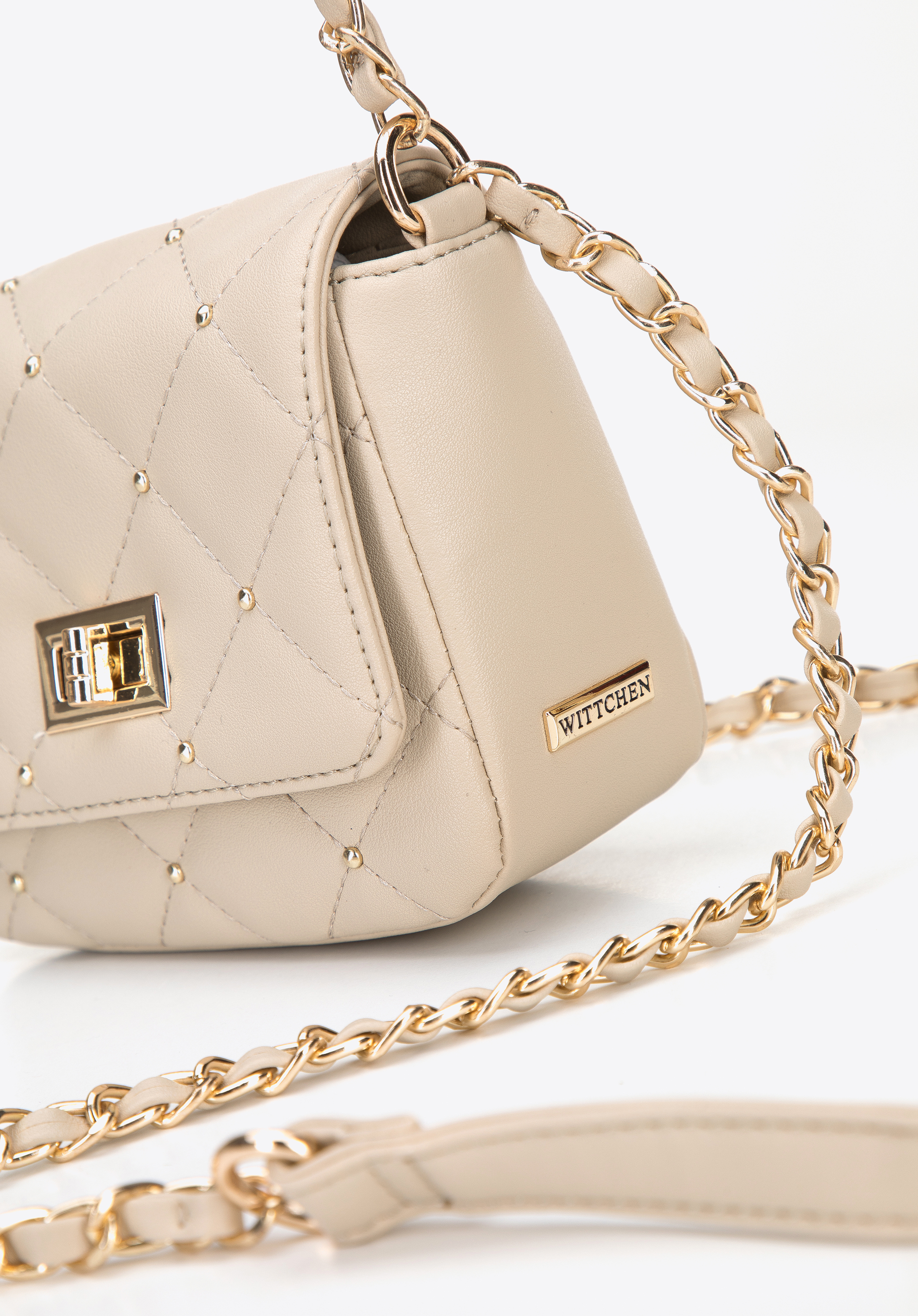 Minitorebka z pikowanej ekoskóry z nitami na łańcuszku