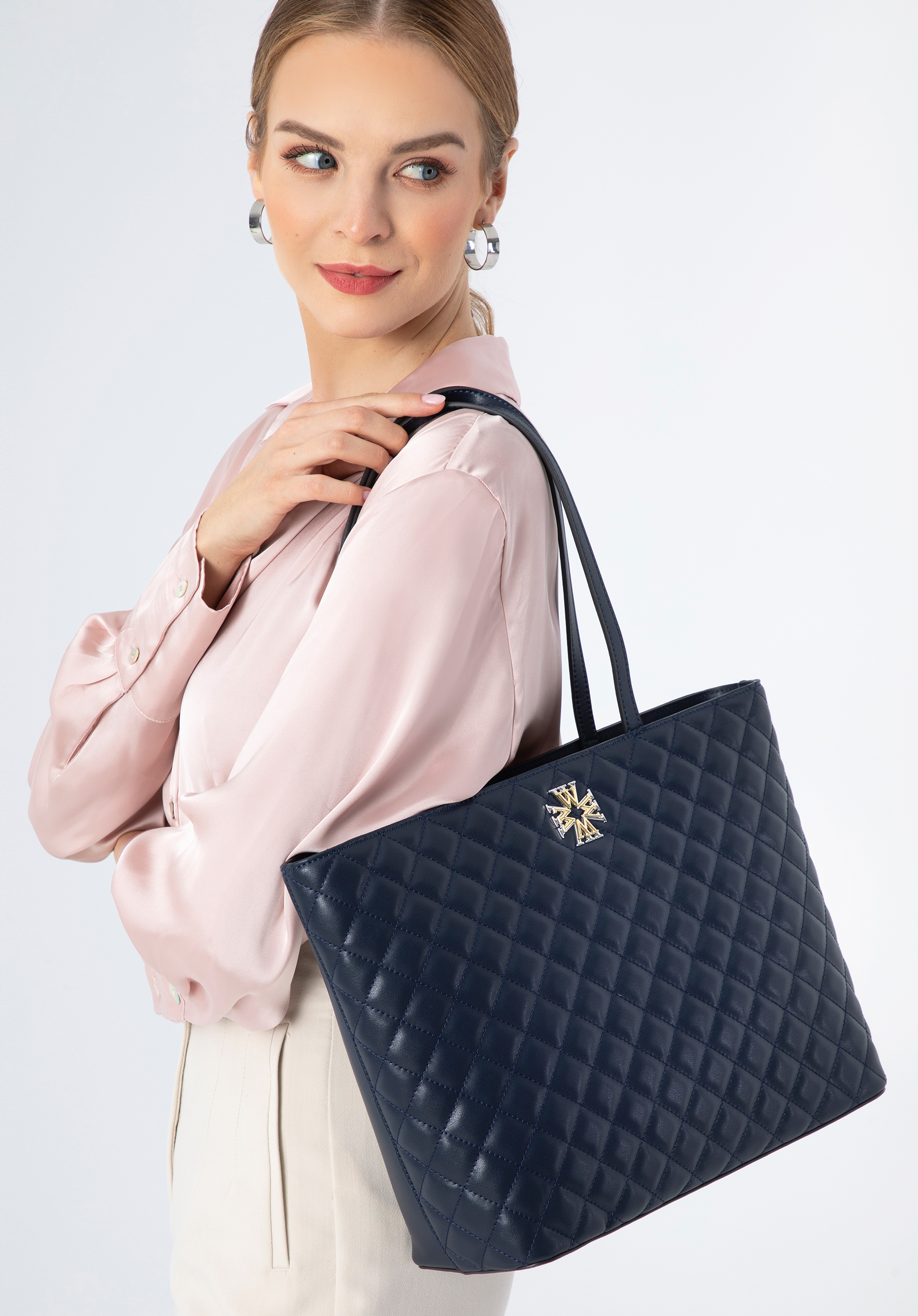 Torebka shopperka skórzana z ozdobnym monogramem