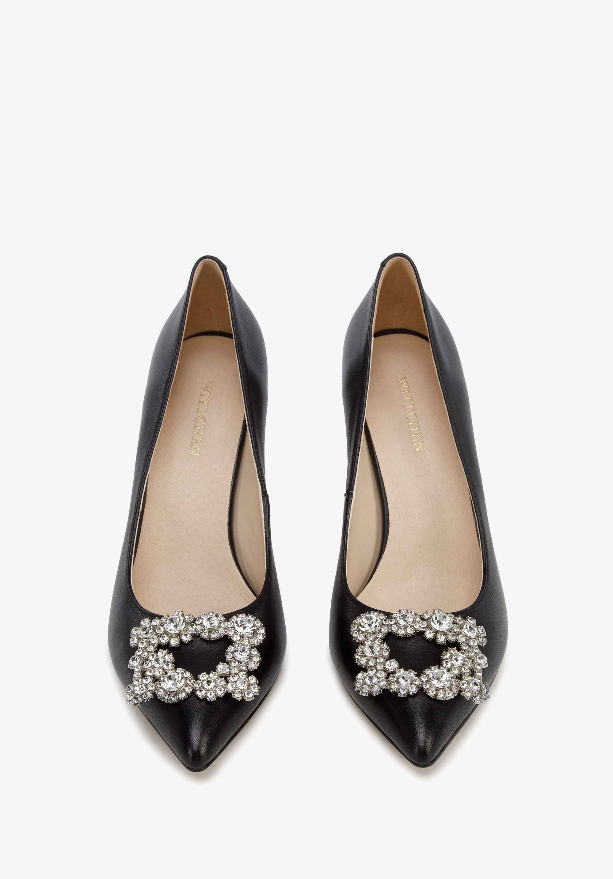 Szpilki skórzane z błyszczącą klamrą