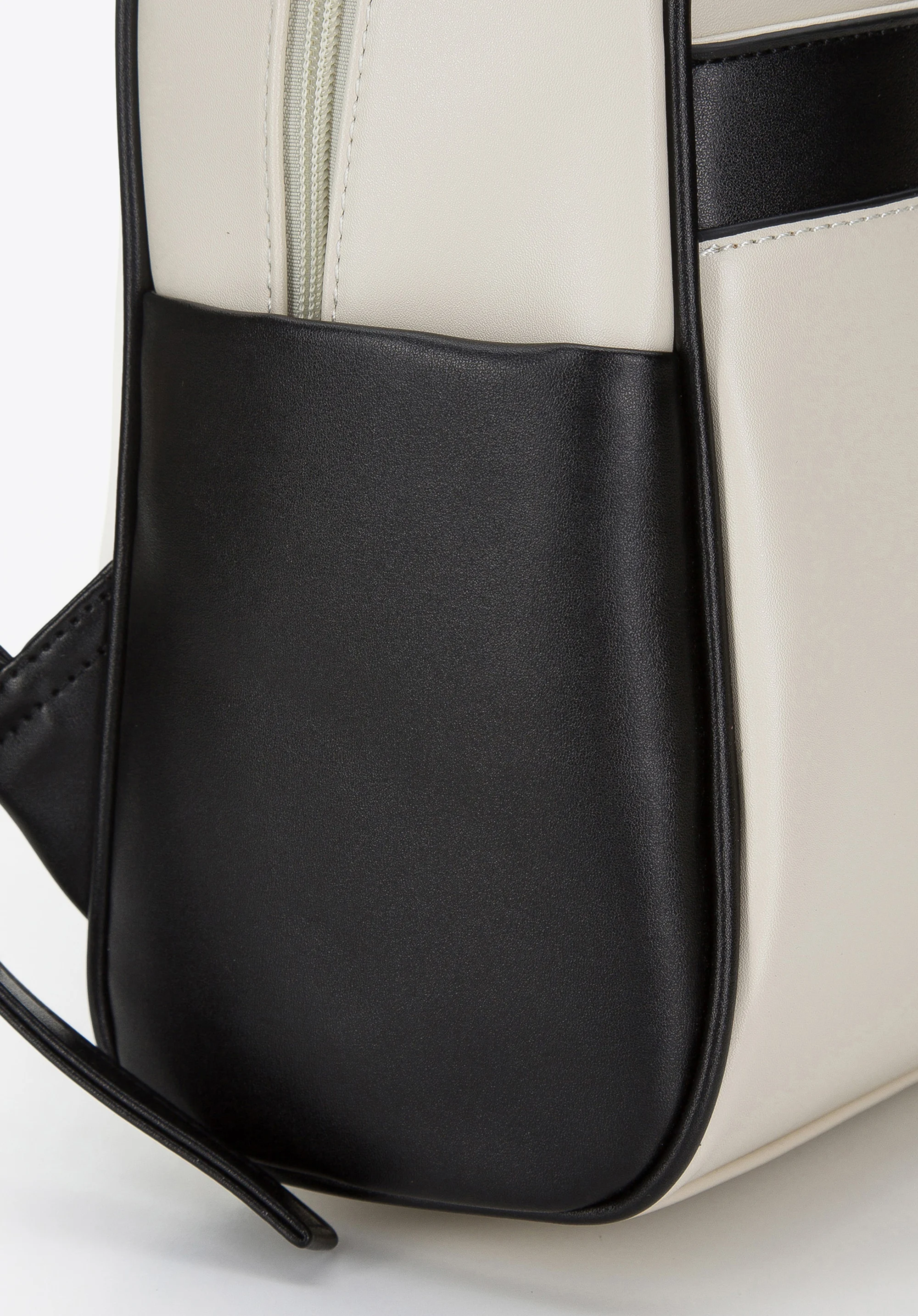 Damski plecak z poziomym paskiem