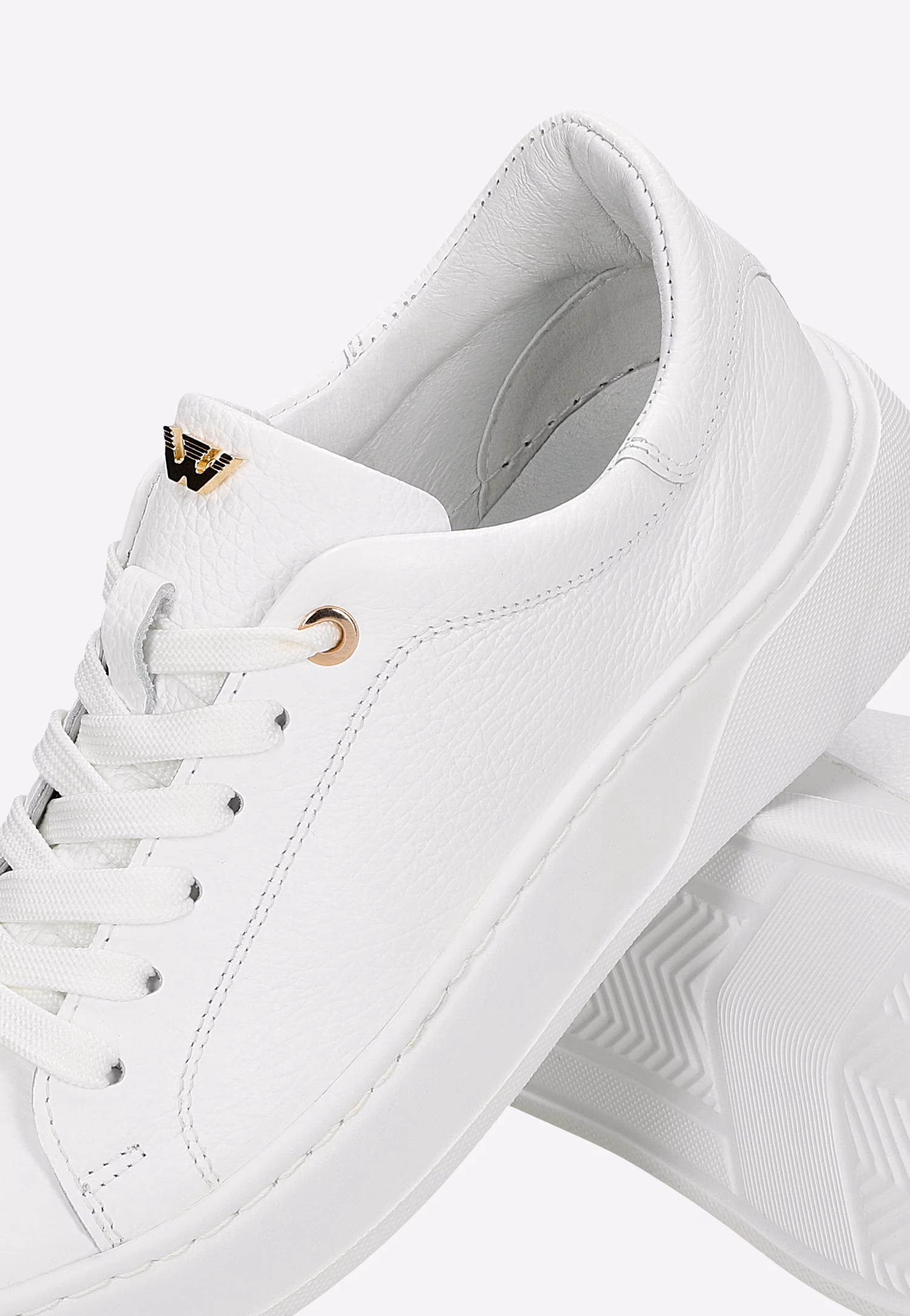 Białe skórzane trampki damskie ze złotymi elementami