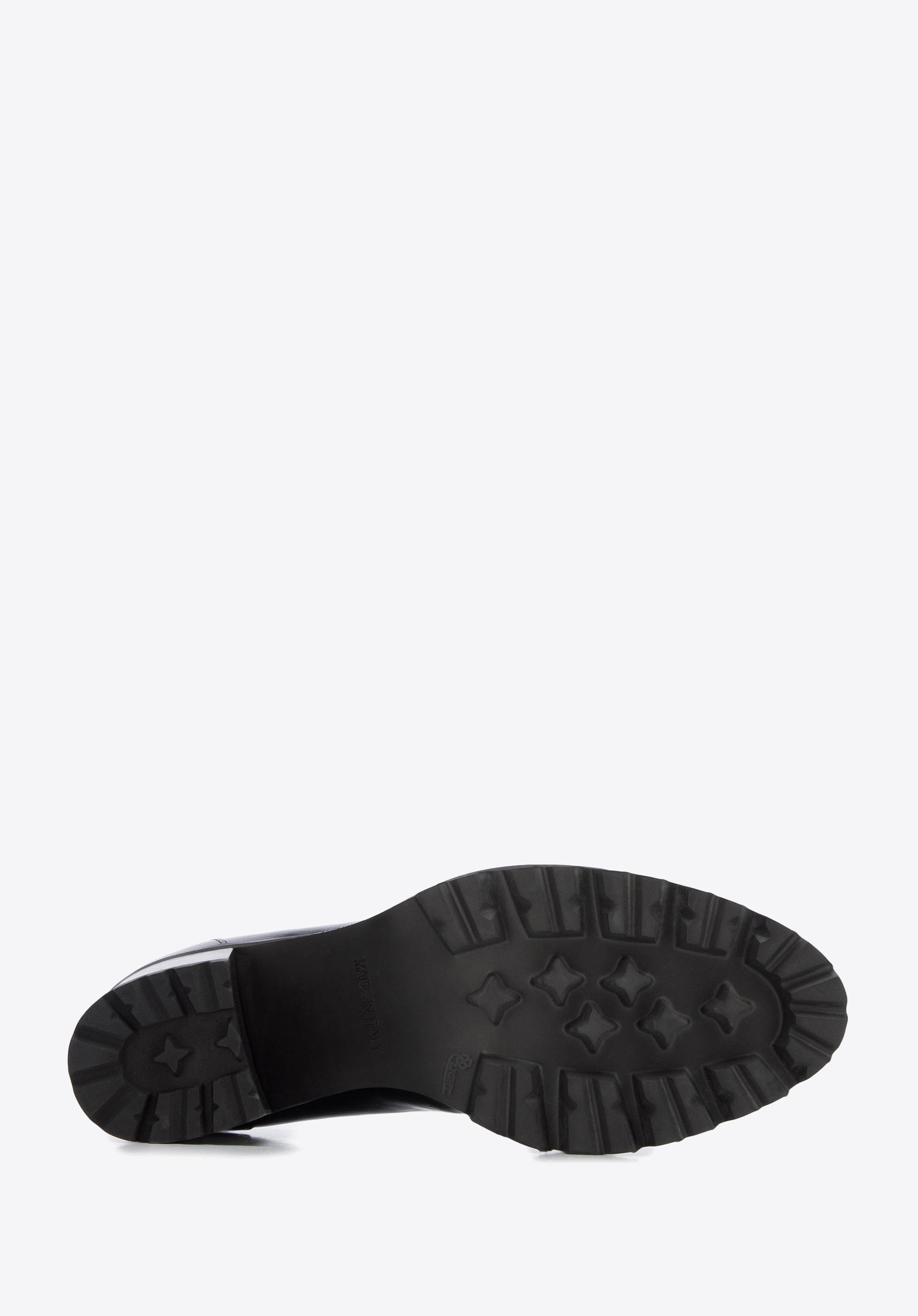 Czółenka z lakierowanej skóry na platformie