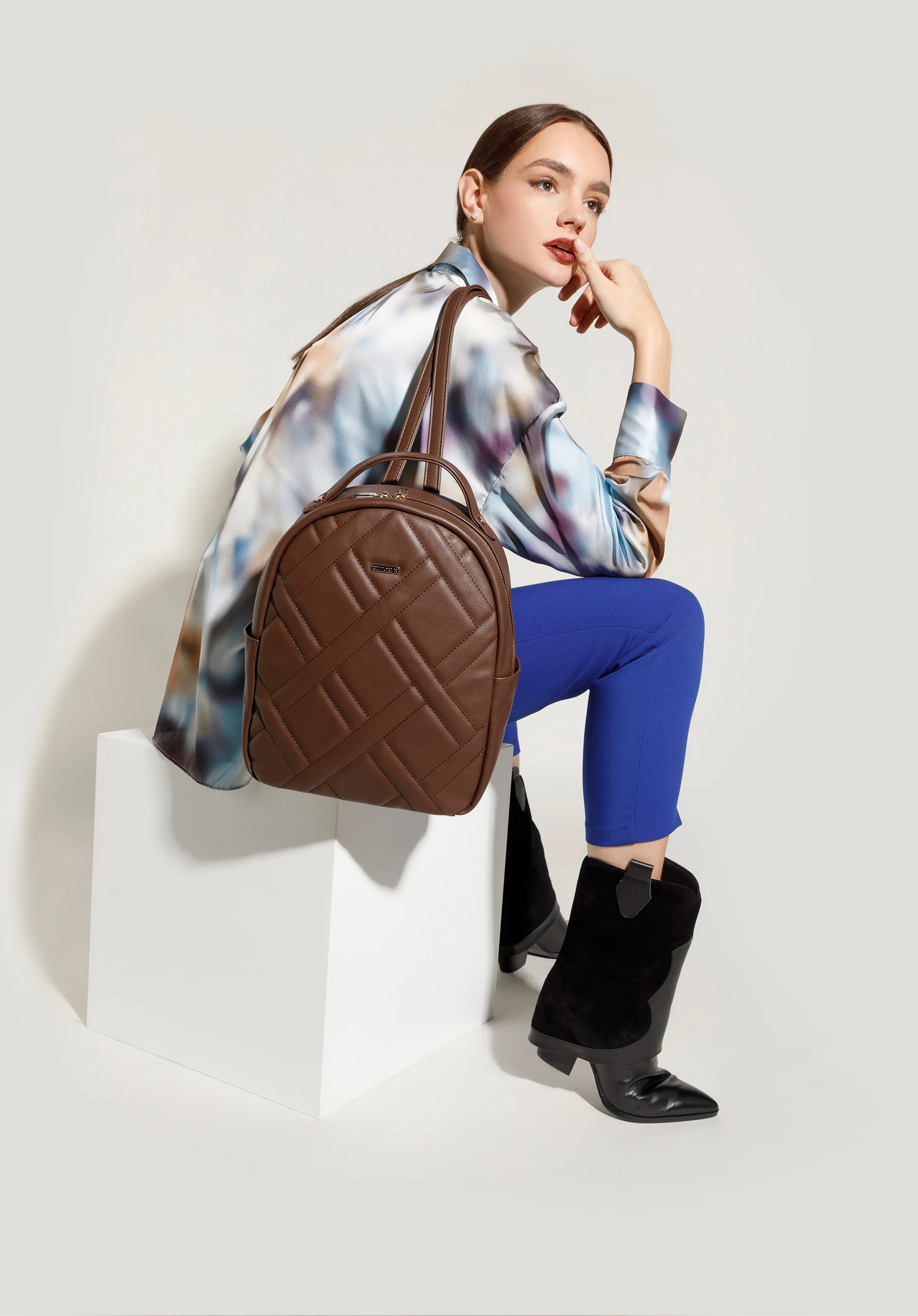 Damski plecak z ekoskóry z geometrycznym pikowaniem