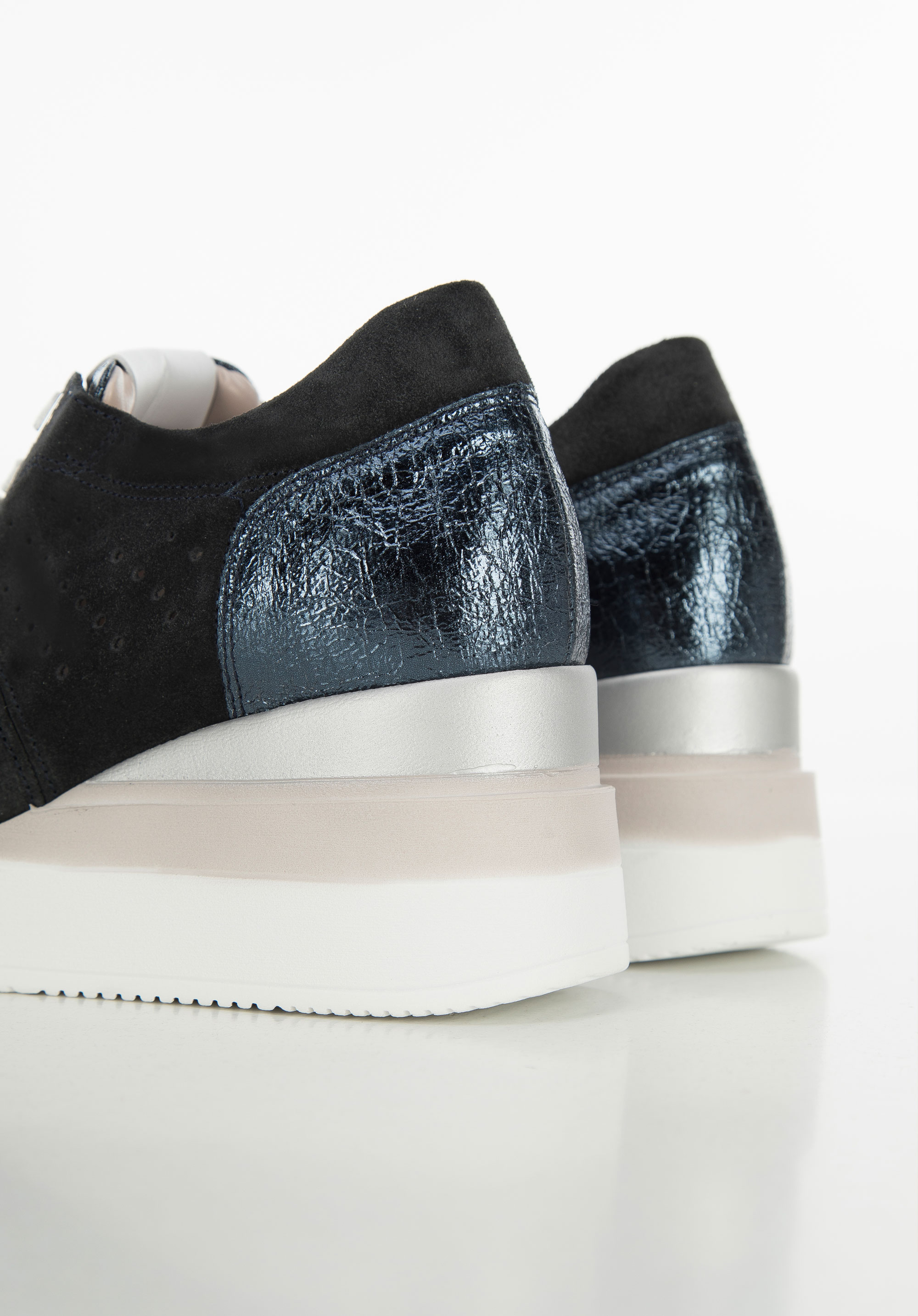 Damskie sneakersy zamszowe na koturnie w pasy