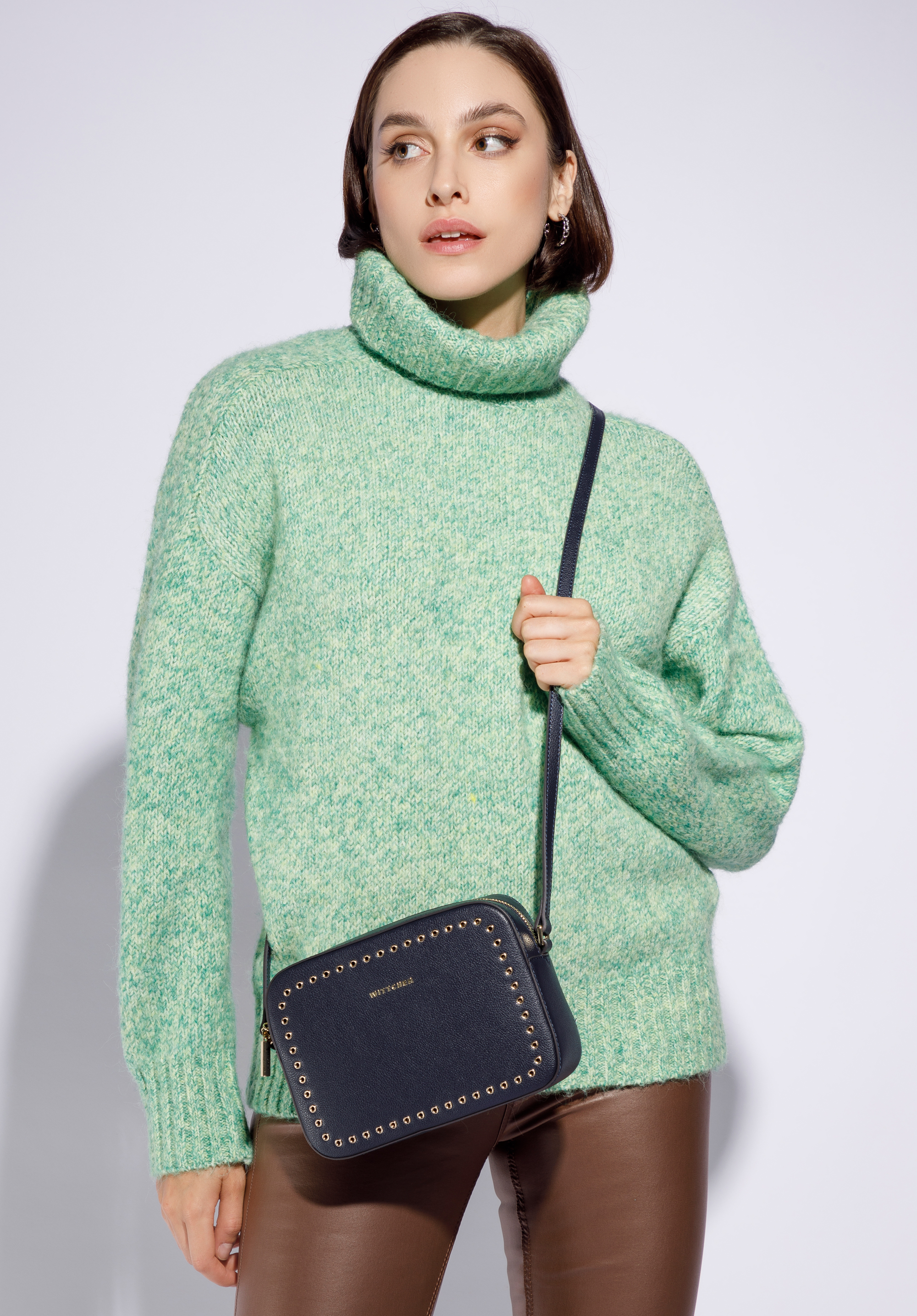 Damska listonoszka skórzana z nitami