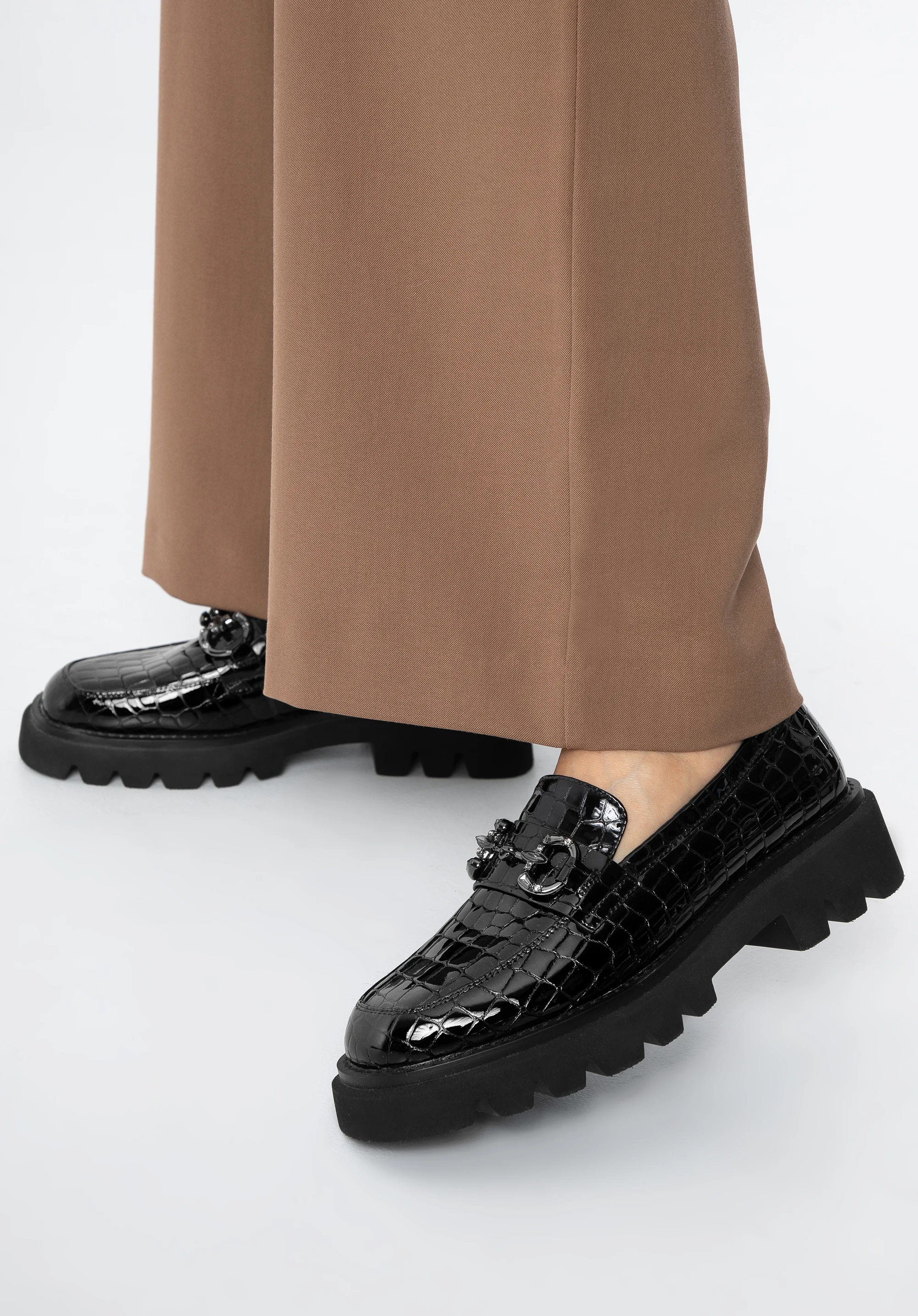 Damskie mokasyny ze skóry lakierowanej z błyszczącymi klamerkami na platformie