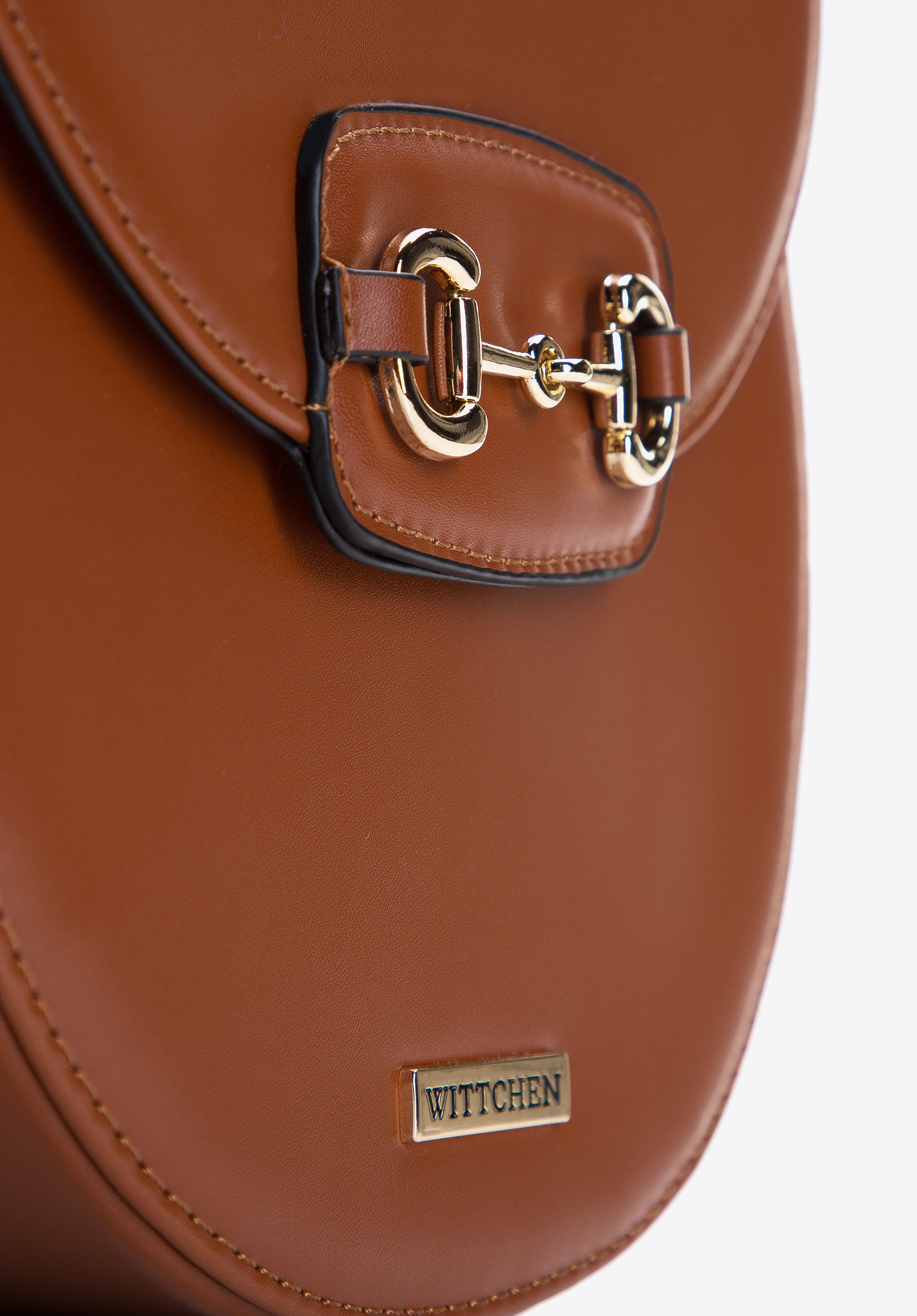 Damska listonoszka z ozdobną klamrą na klapie