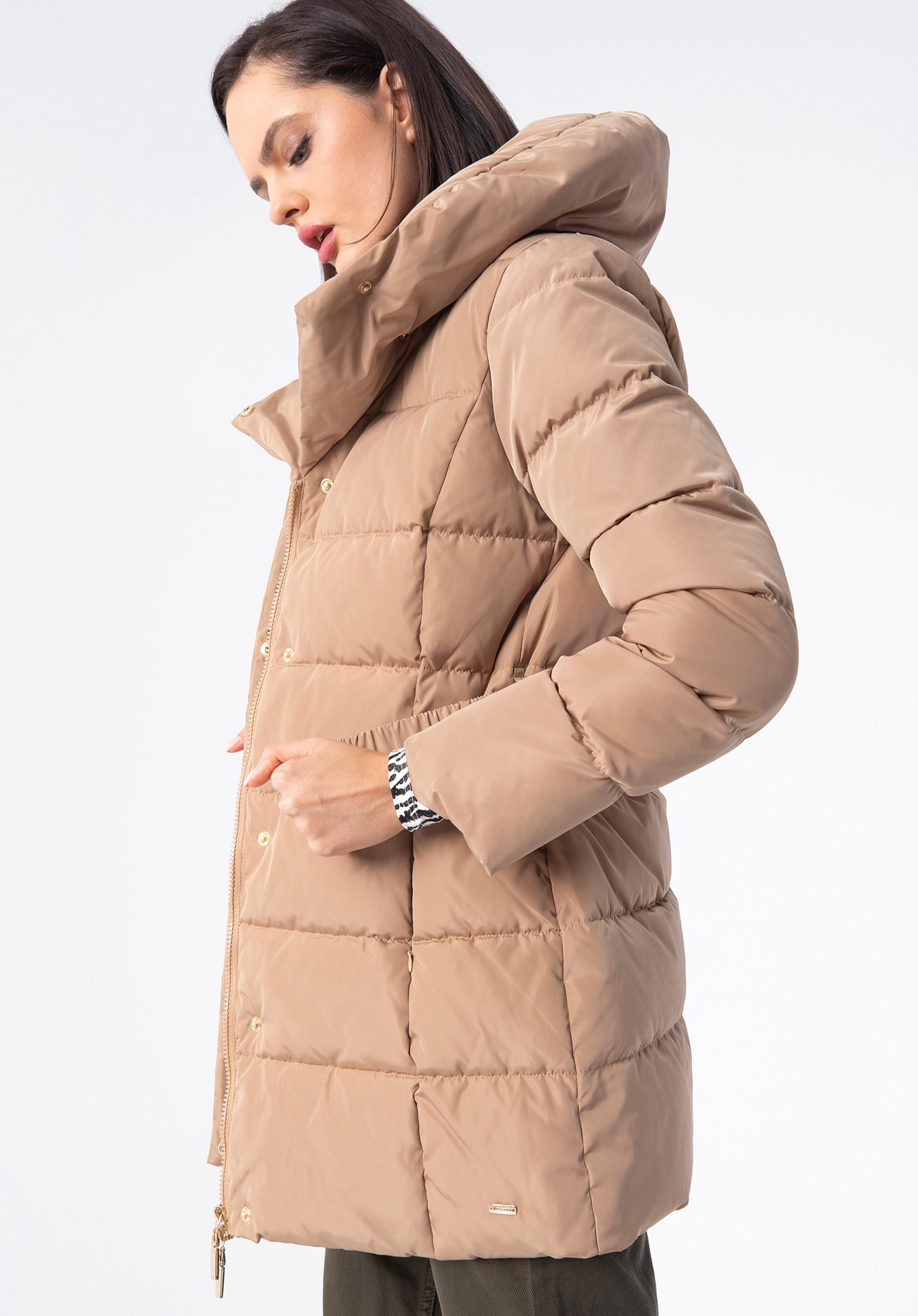 Damska kurtka puchowa z paskiem i wysokim kołnierzem