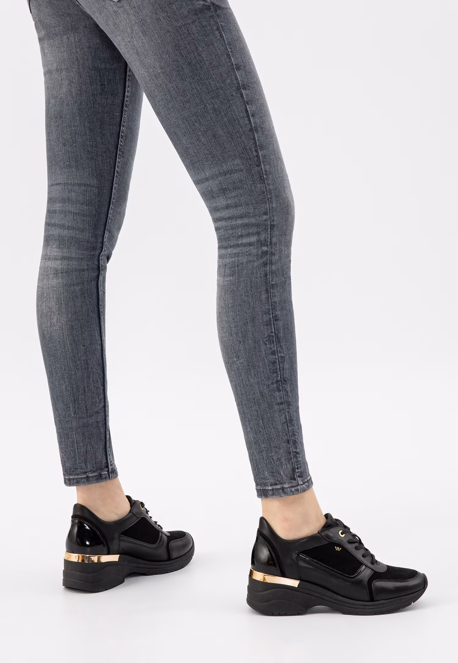 Białe sneakersy damskie na podwyższonej podeszwie