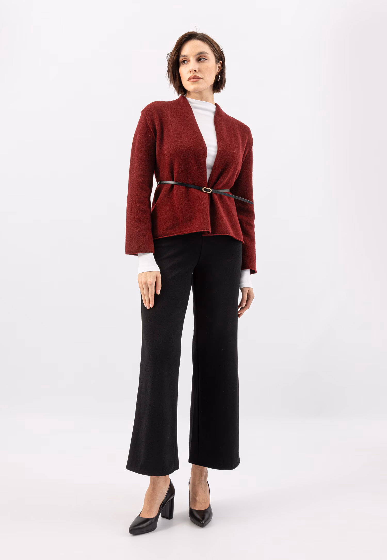 Czarne czółenka na słupku